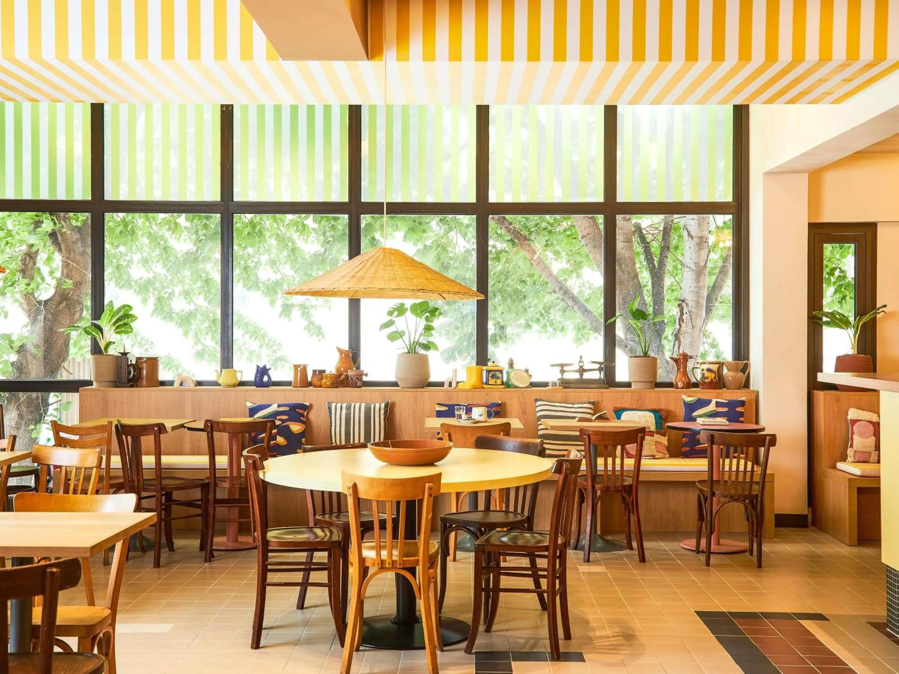 Restaurant/places to eat in greet hotel Marseille Parc Chanot Velodrome