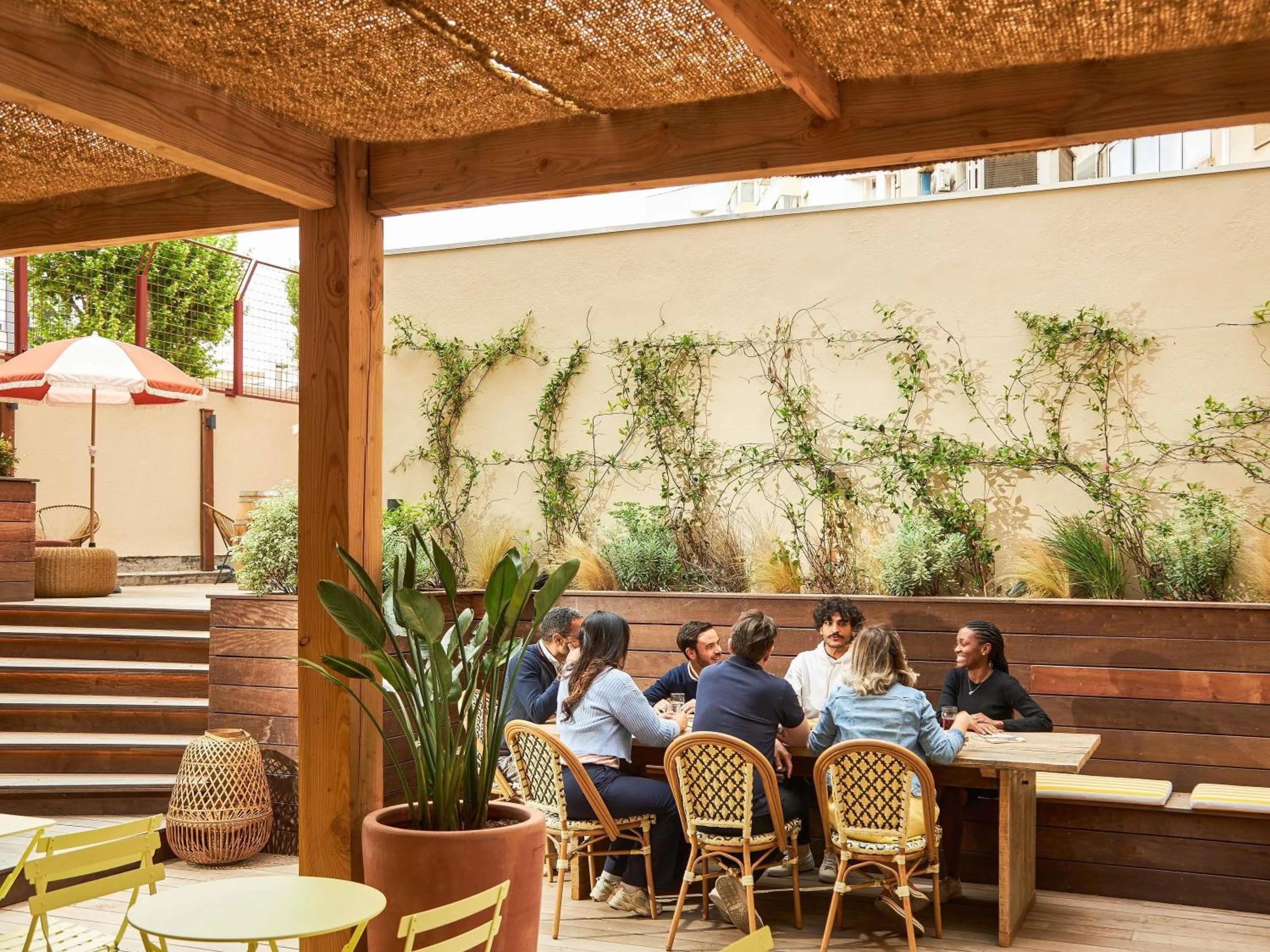 Restaurant/places to eat in greet hotel Marseille Parc Chanot Velodrome