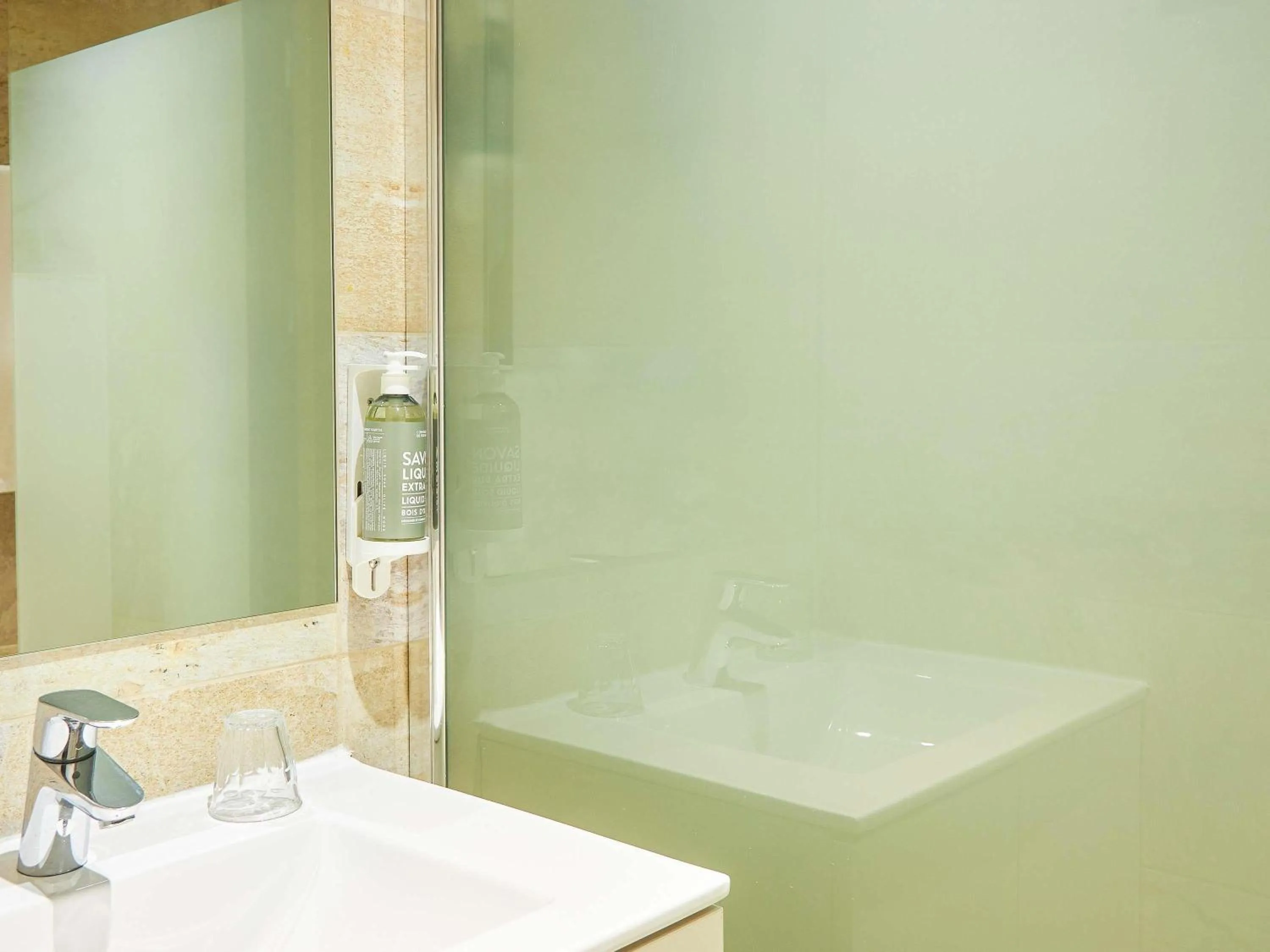 Bedroom in greet hotel Marseille Parc Chanot Velodrome