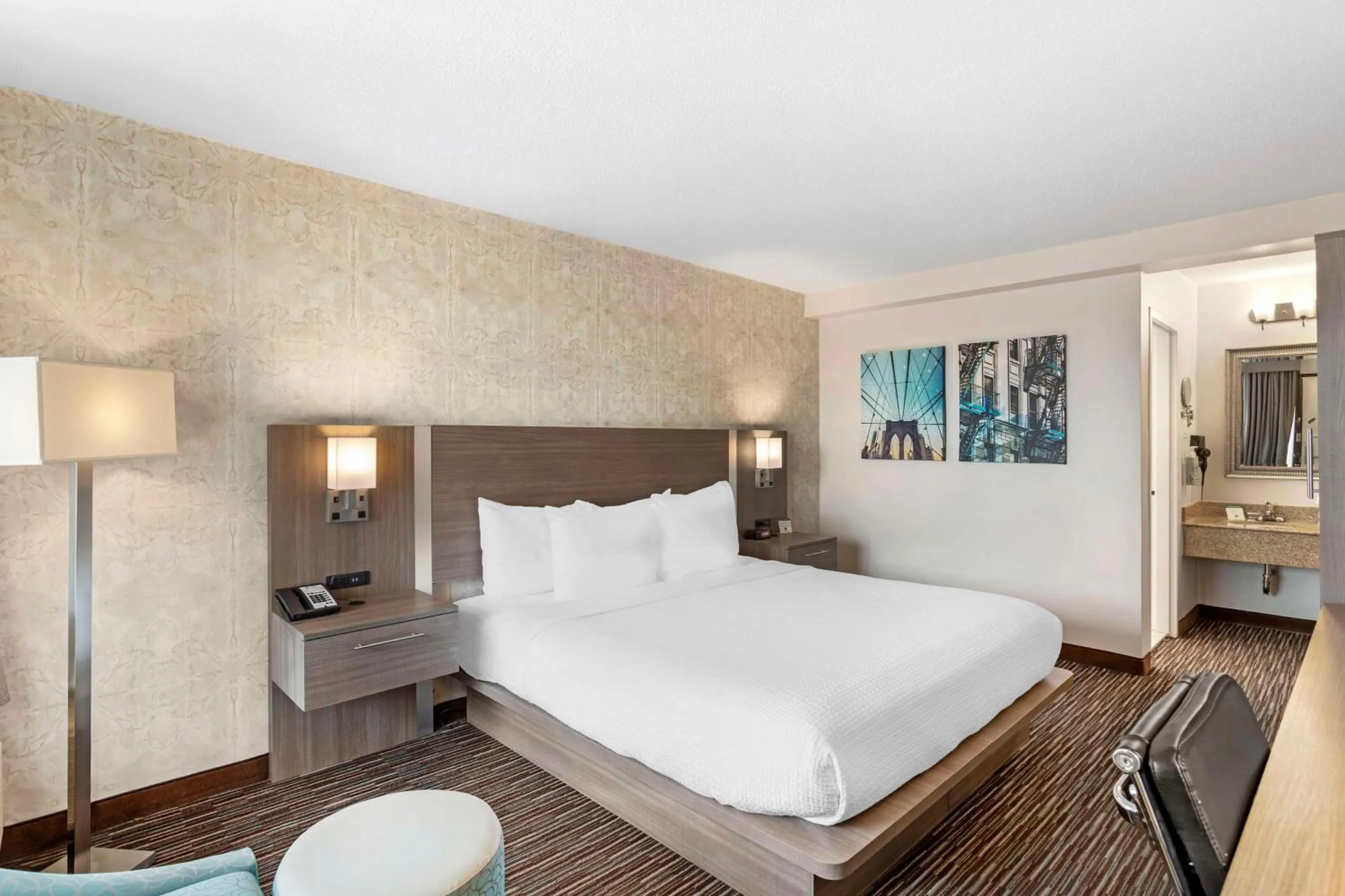 Bedroom, Bed in Best Western Mill River Manor