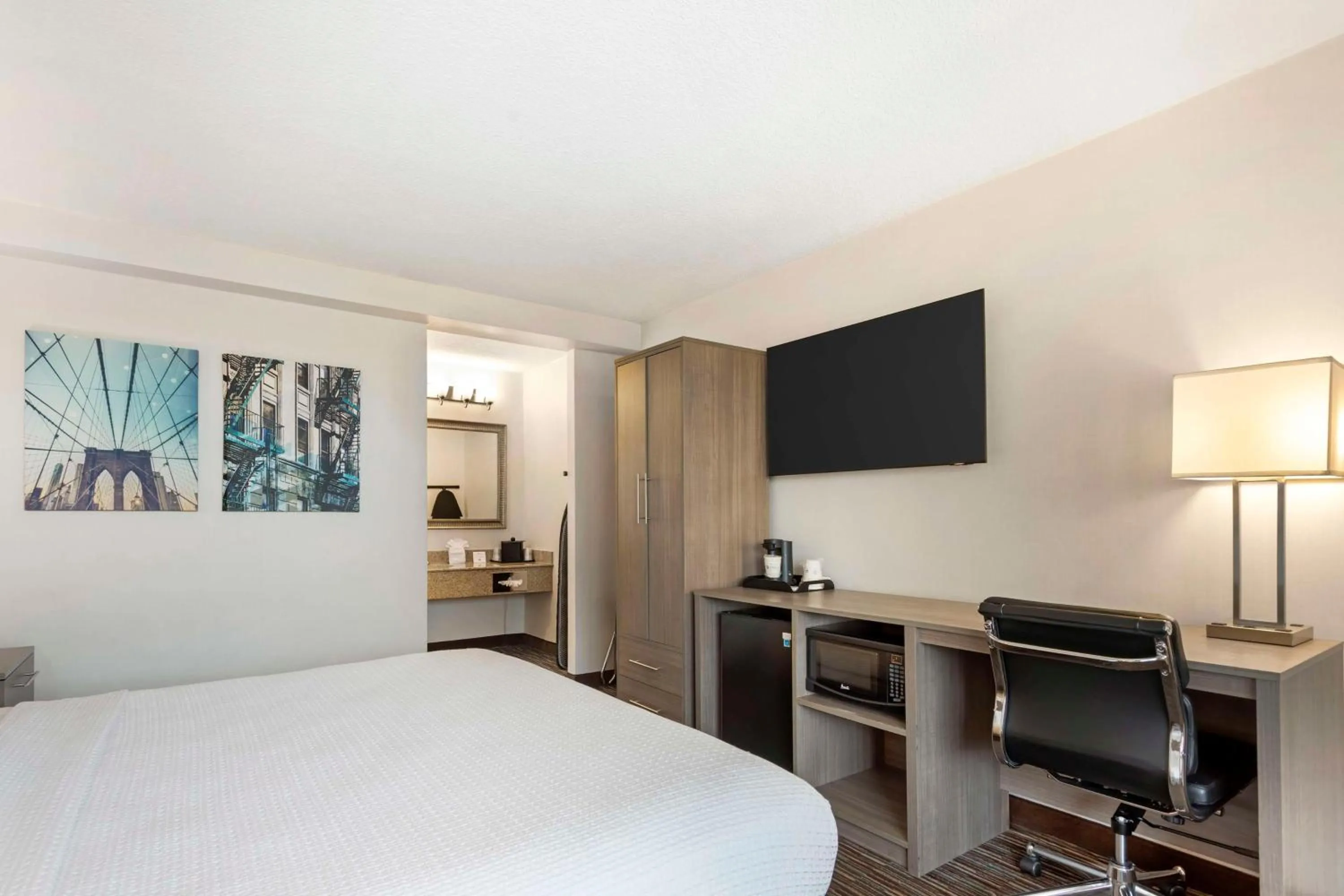 Bedroom, Bed in Best Western Mill River Manor