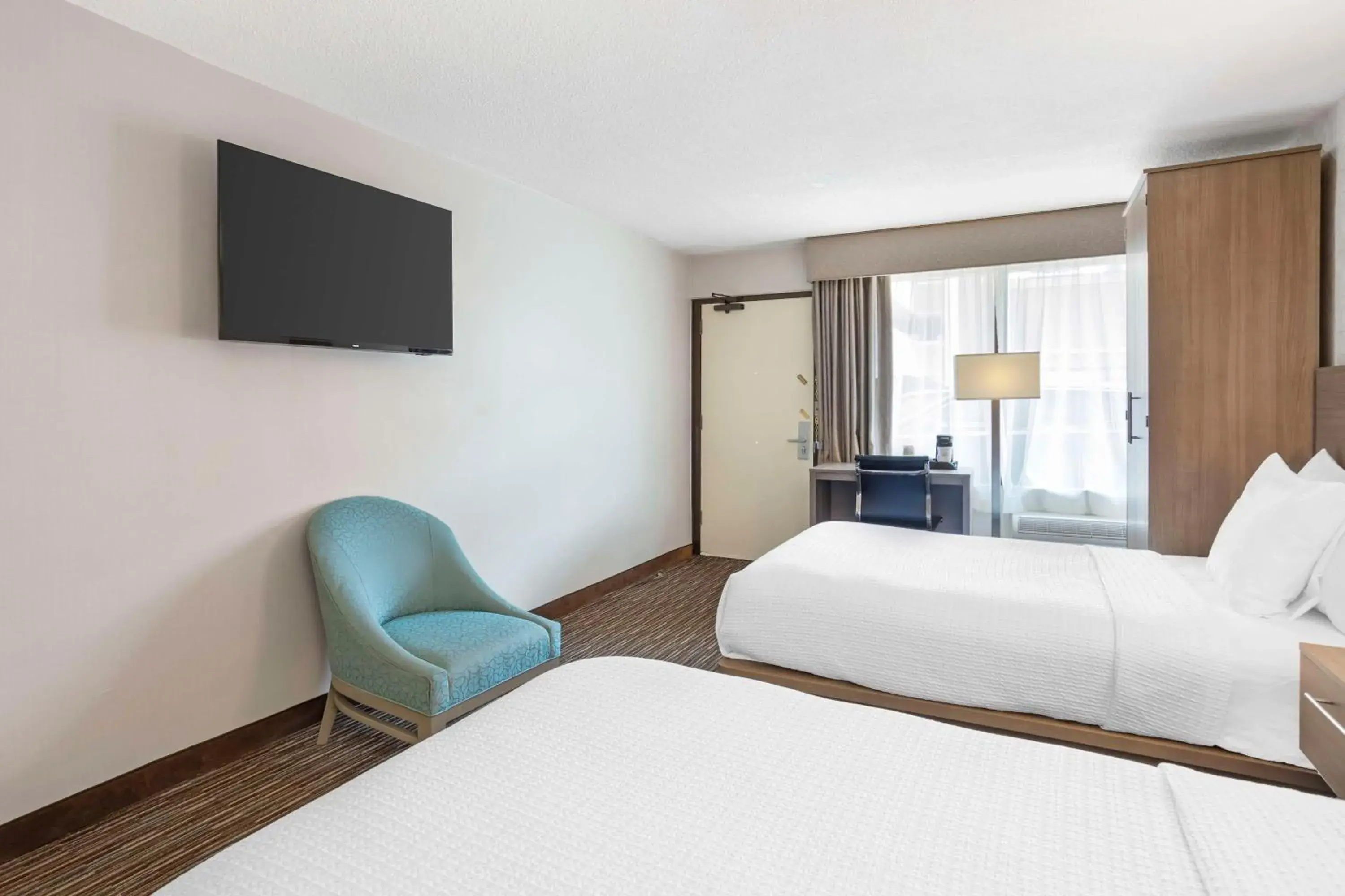 Double Room with Two Double Beds and Mobility Accessible Roll-In Shower in Best Western Mill River Manor Double Room with Two Double Beds and Mobility Accessible Roll-In Shower in Best Western Mill River Manor