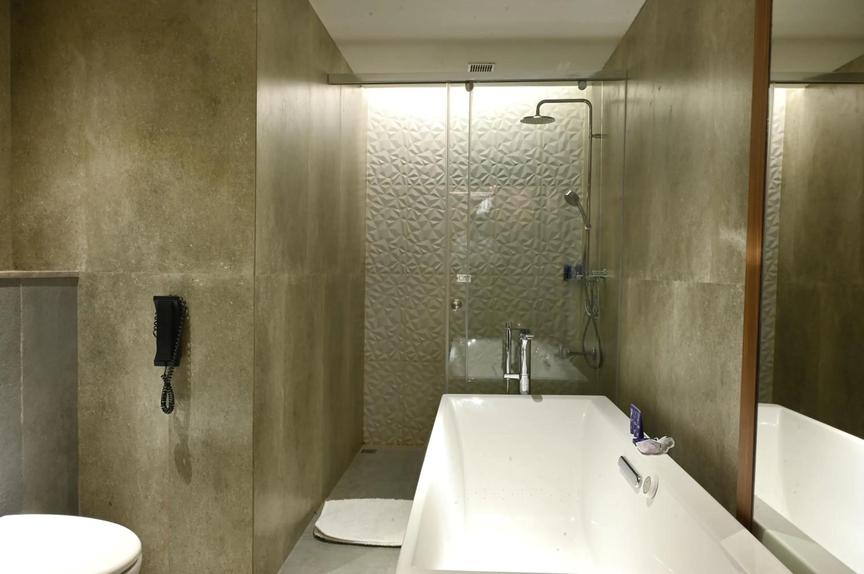 Bath in Vivanta Kolkata EM Bypass