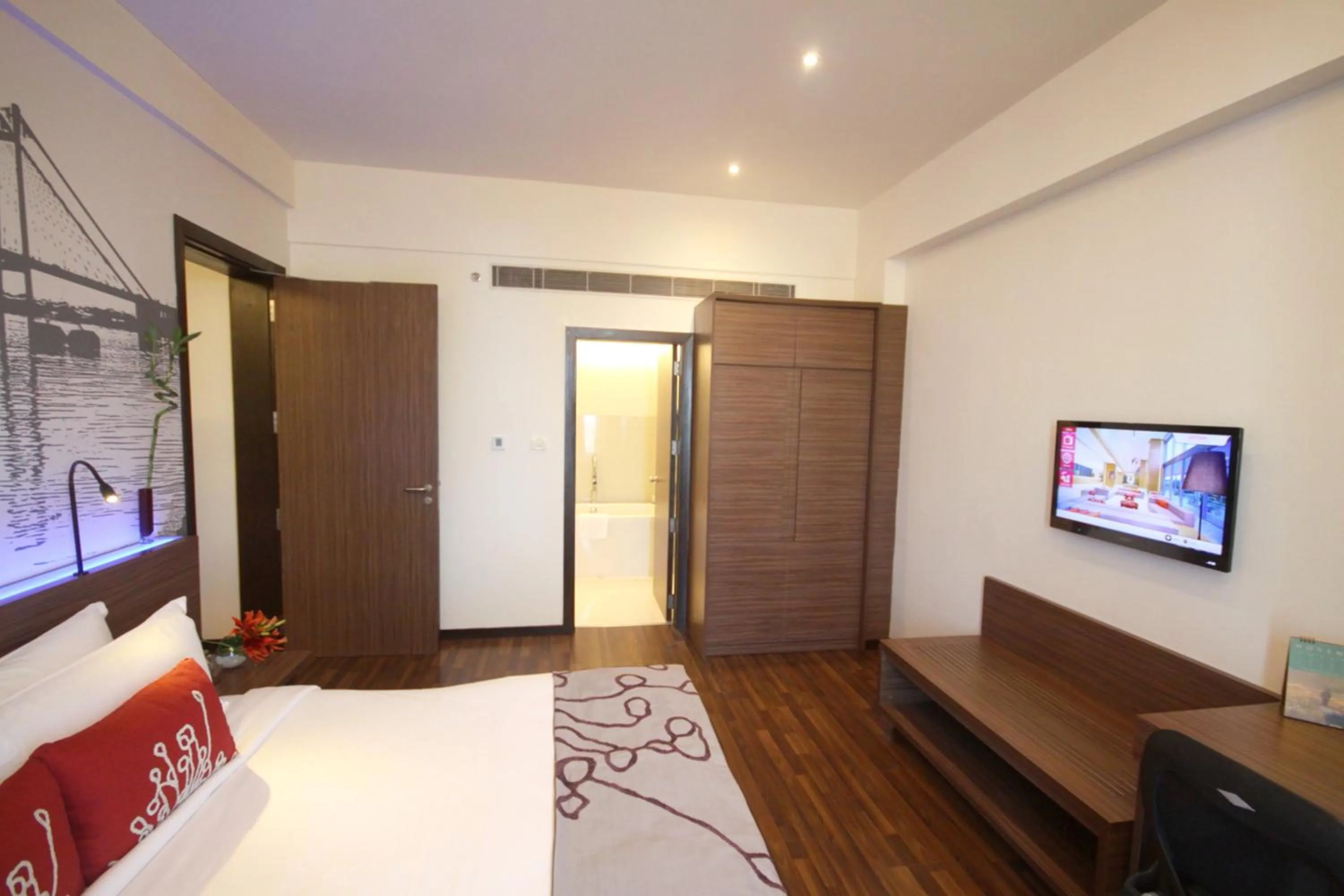 Photo of the whole room, Bed in Vivanta Kolkata EM Bypass