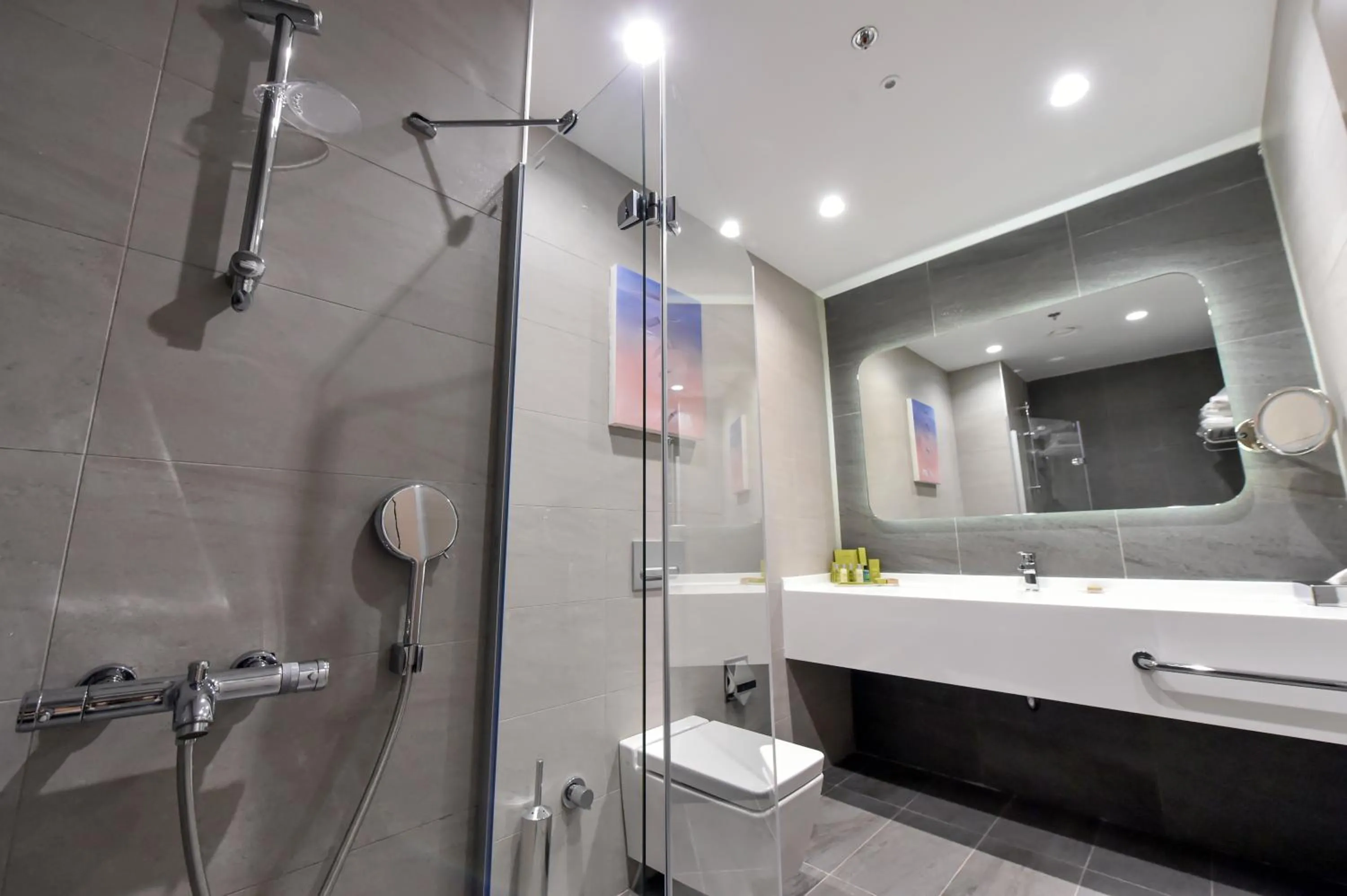Shower in DoubleTree by Hilton Ankara Incek