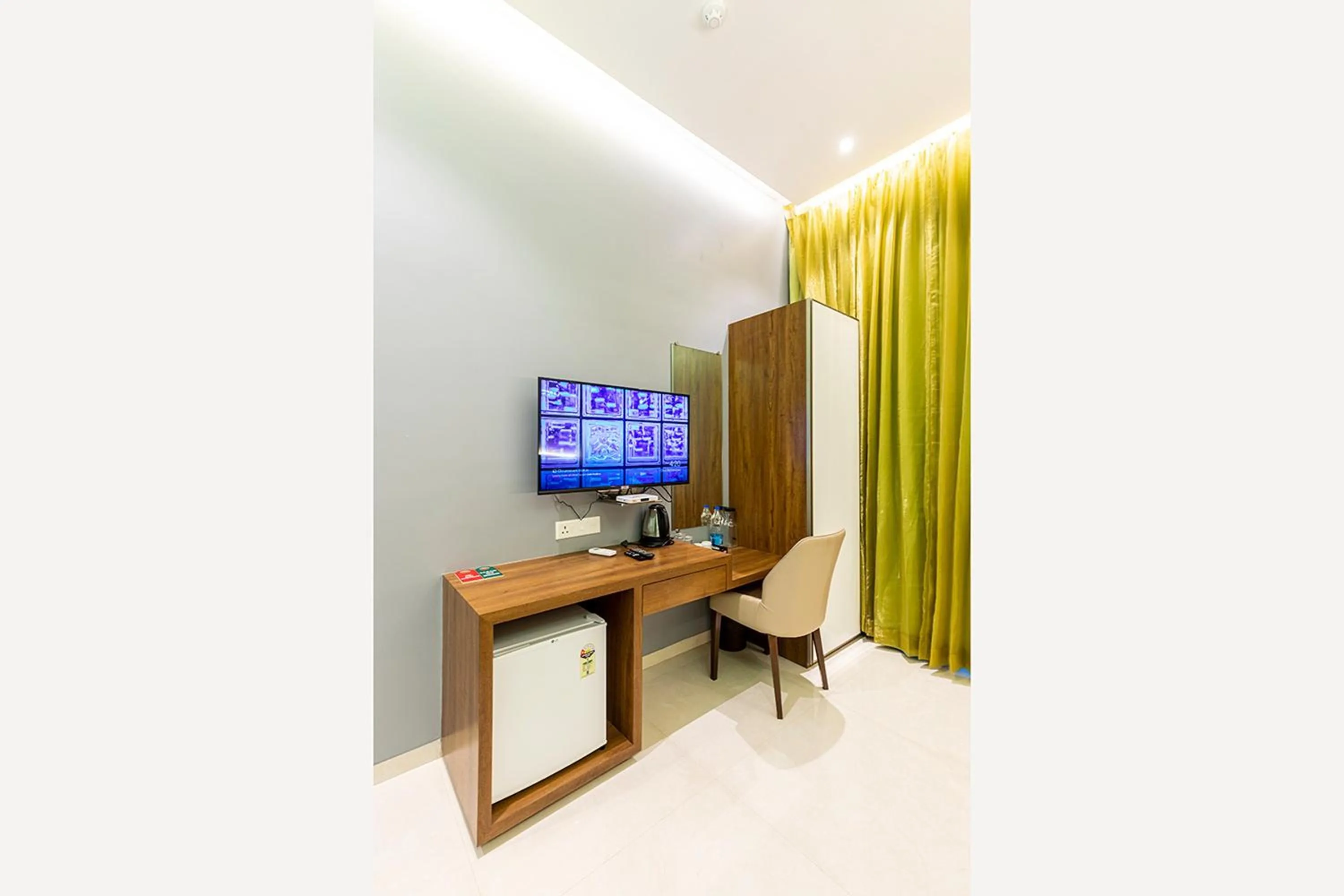 TV and multimedia in Hotel Seven Oaks