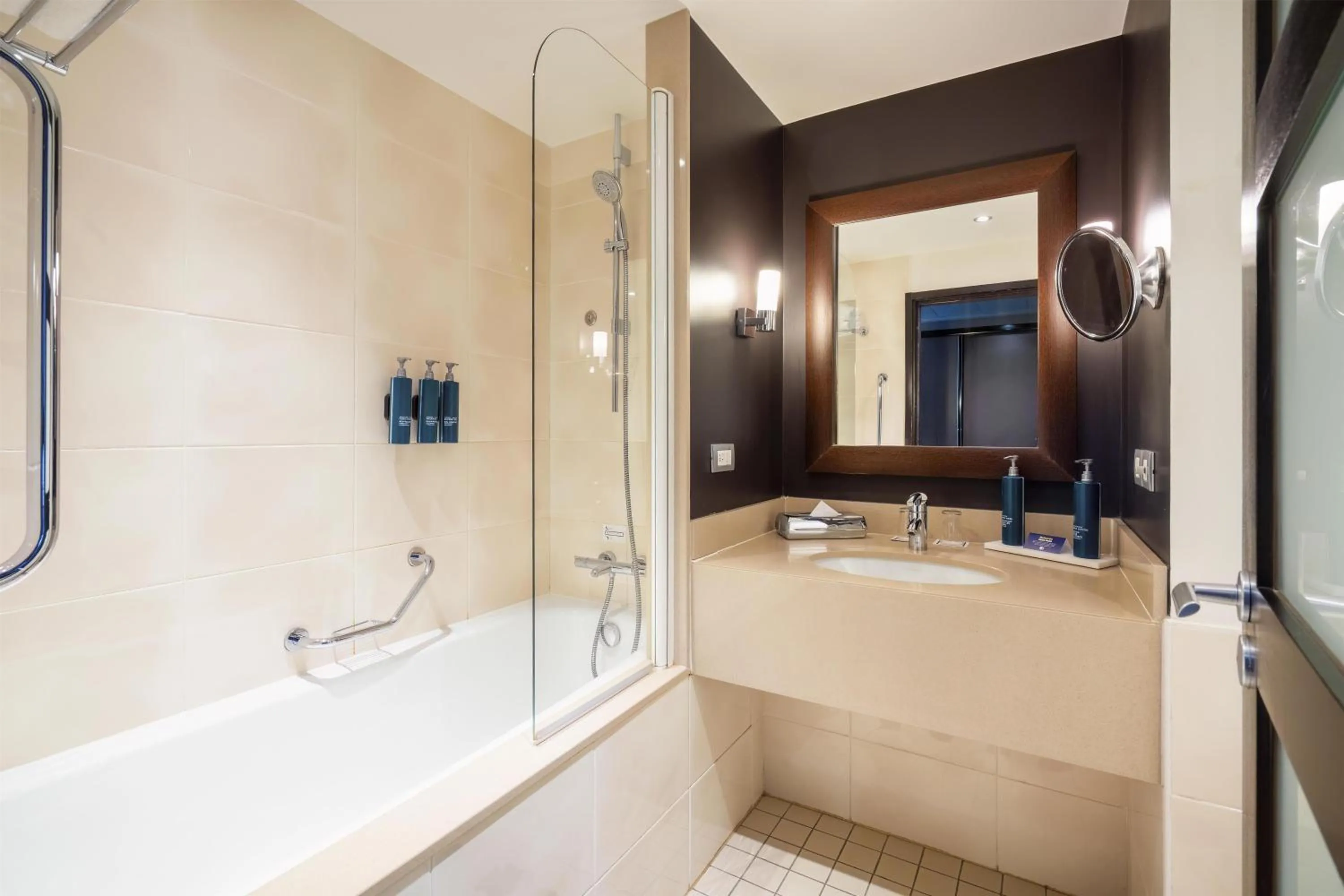 Bathroom in DoubleTree by Hilton Paris Boulogne