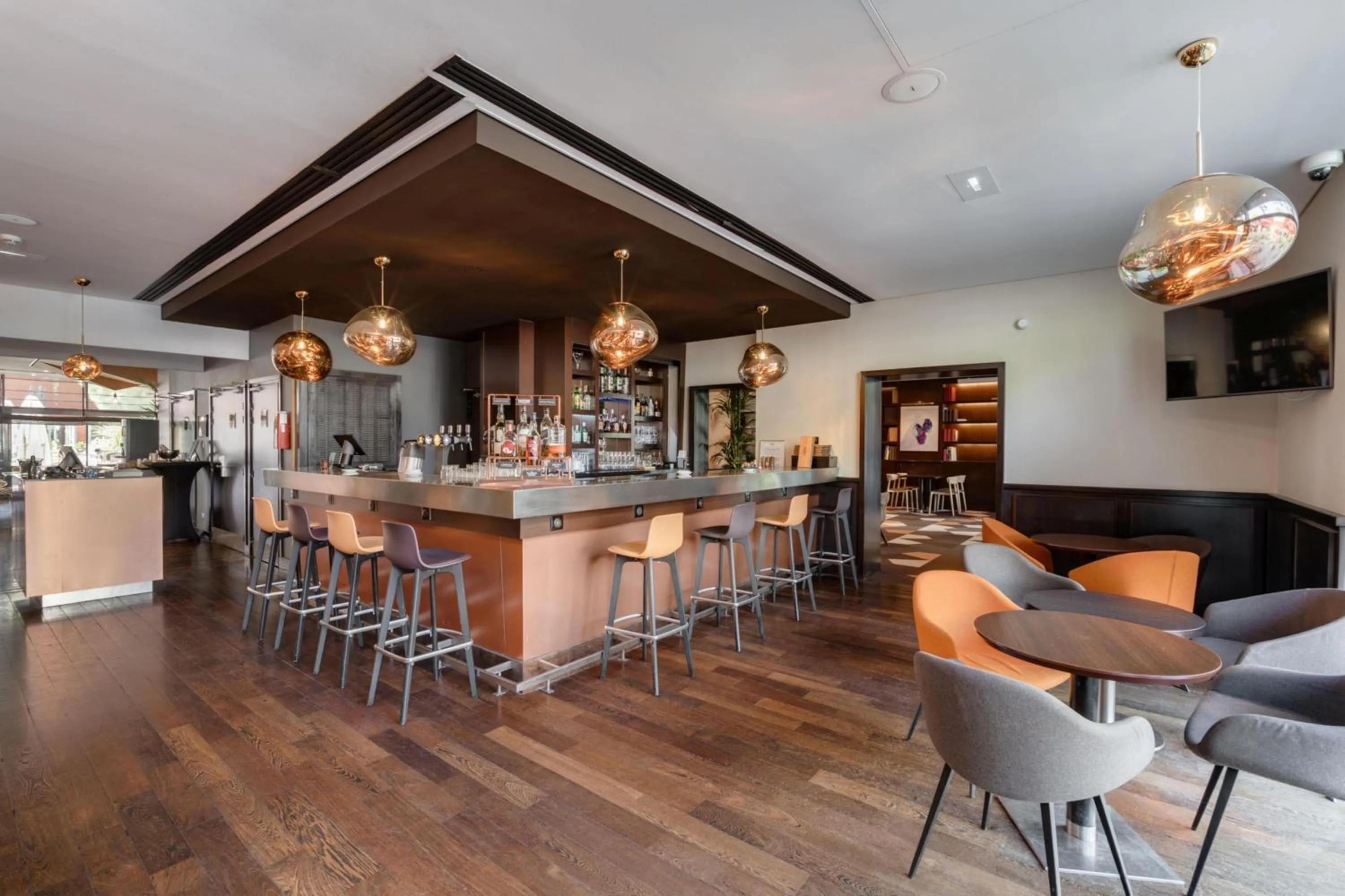 Lounge or bar in DoubleTree by Hilton Paris Boulogne