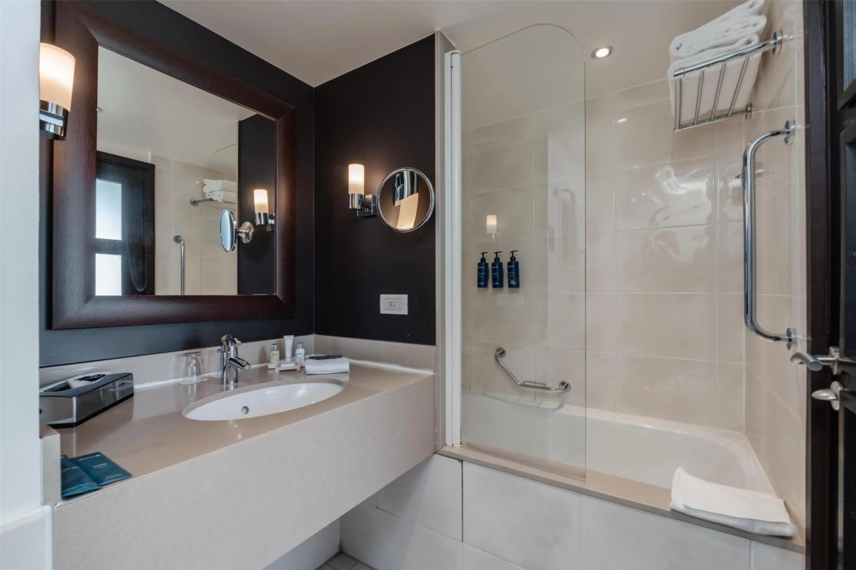 Bathroom in Radisson Blu Hotel, Paris Boulogne