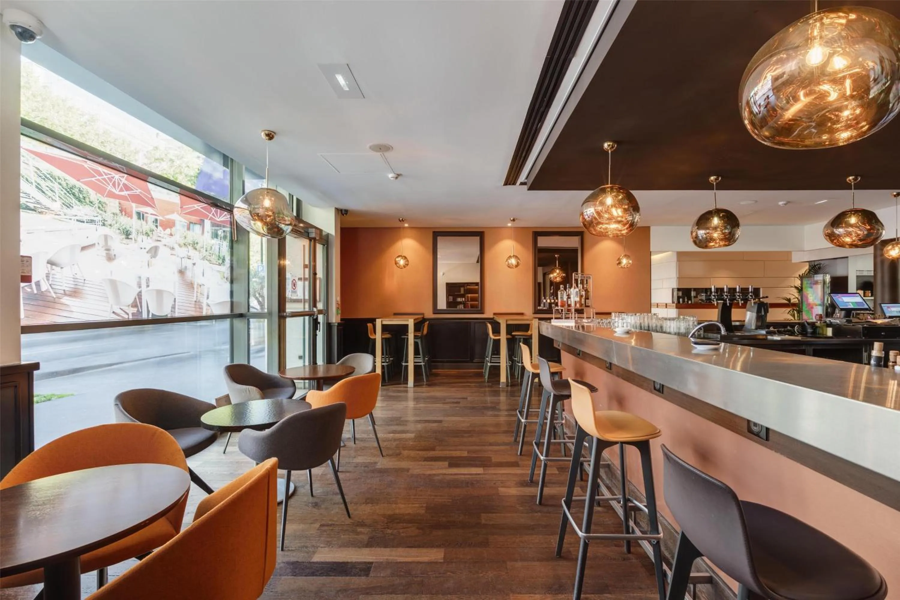 Lounge or bar in Radisson Blu Hotel, Paris Boulogne