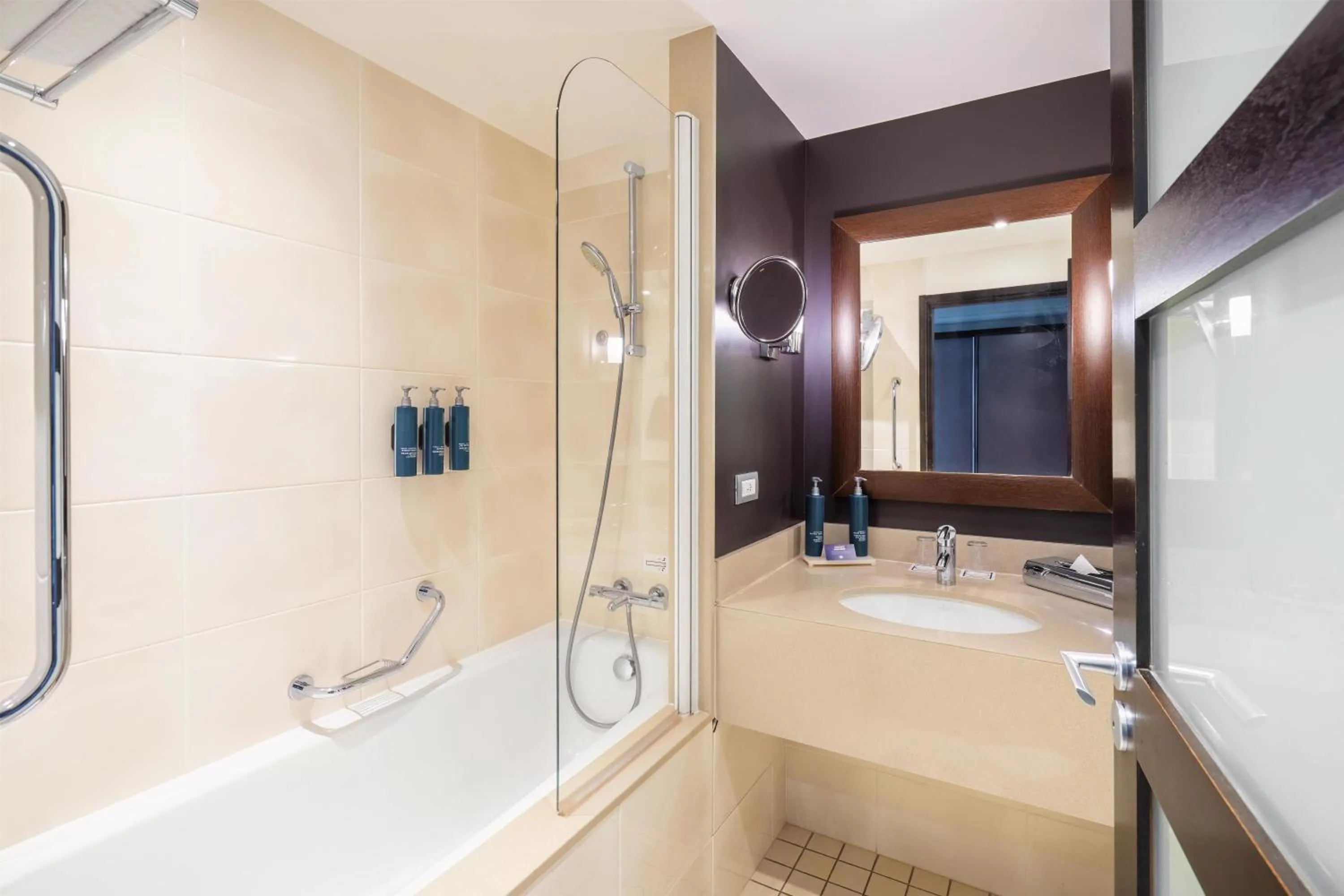 Bathroom in DoubleTree by Hilton Paris Boulogne