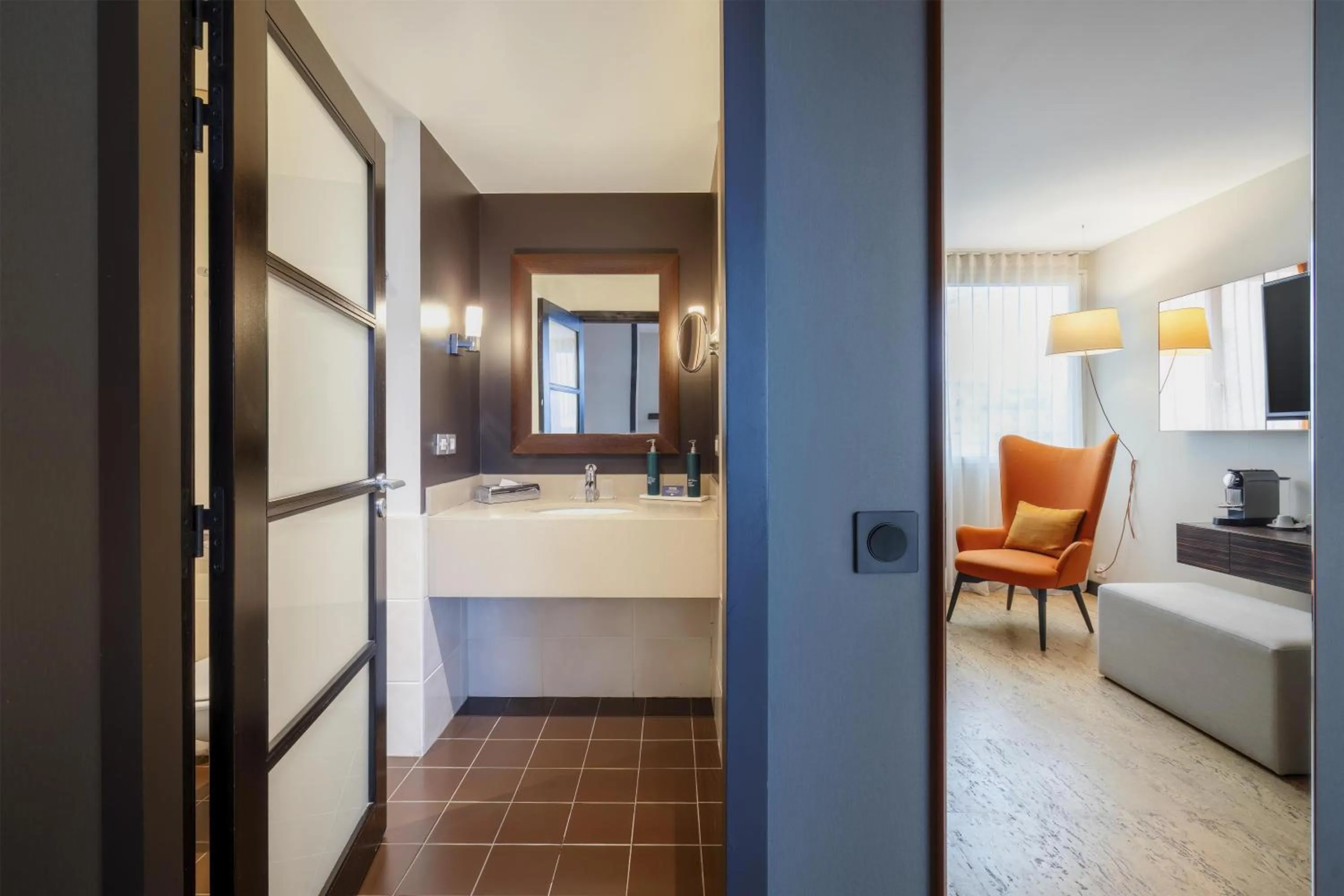 Bathroom, Bed in DoubleTree by Hilton Paris Boulogne