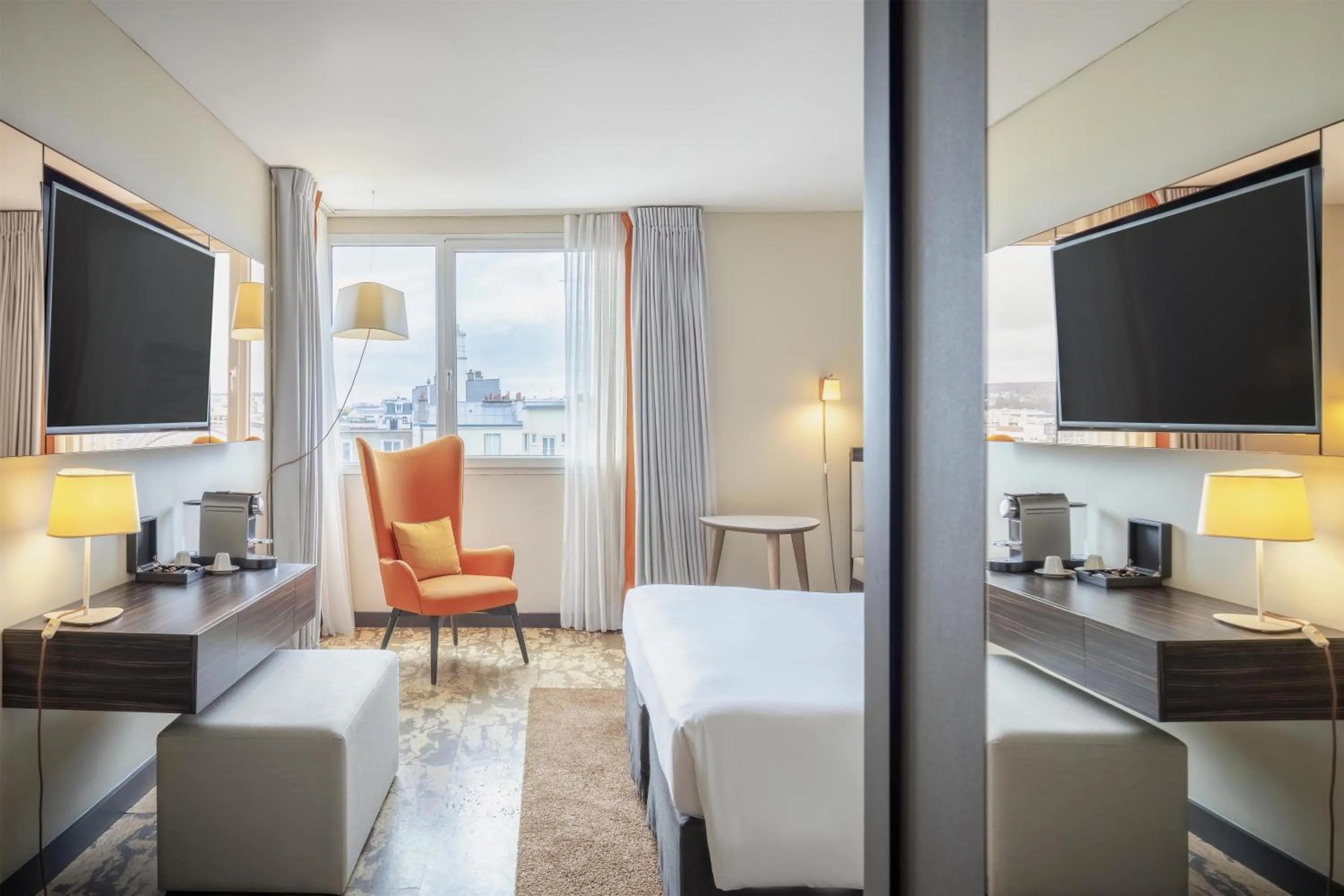 Living room, Bed in DoubleTree by Hilton Paris Boulogne