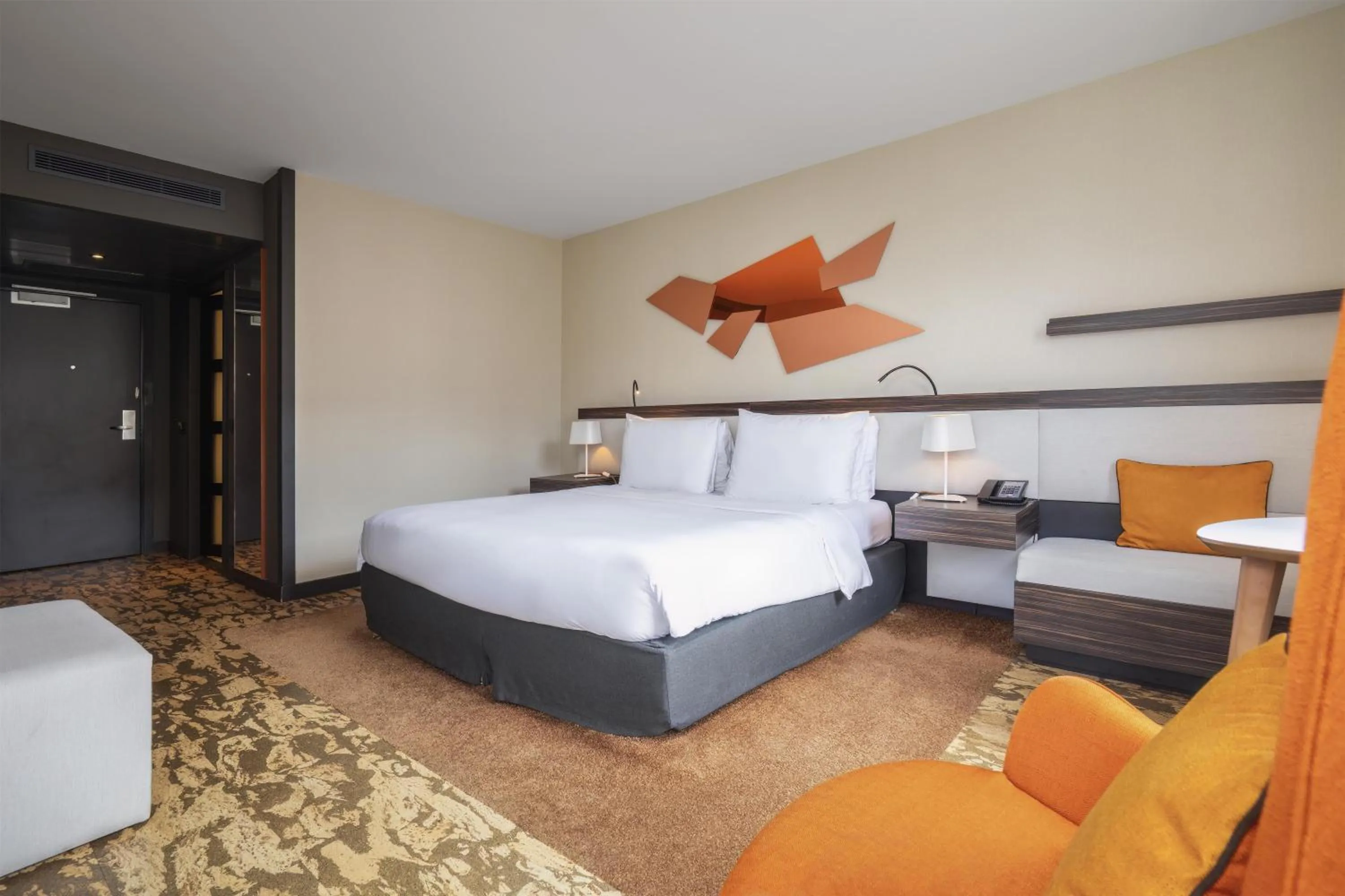 Bed in DoubleTree by Hilton Paris Boulogne