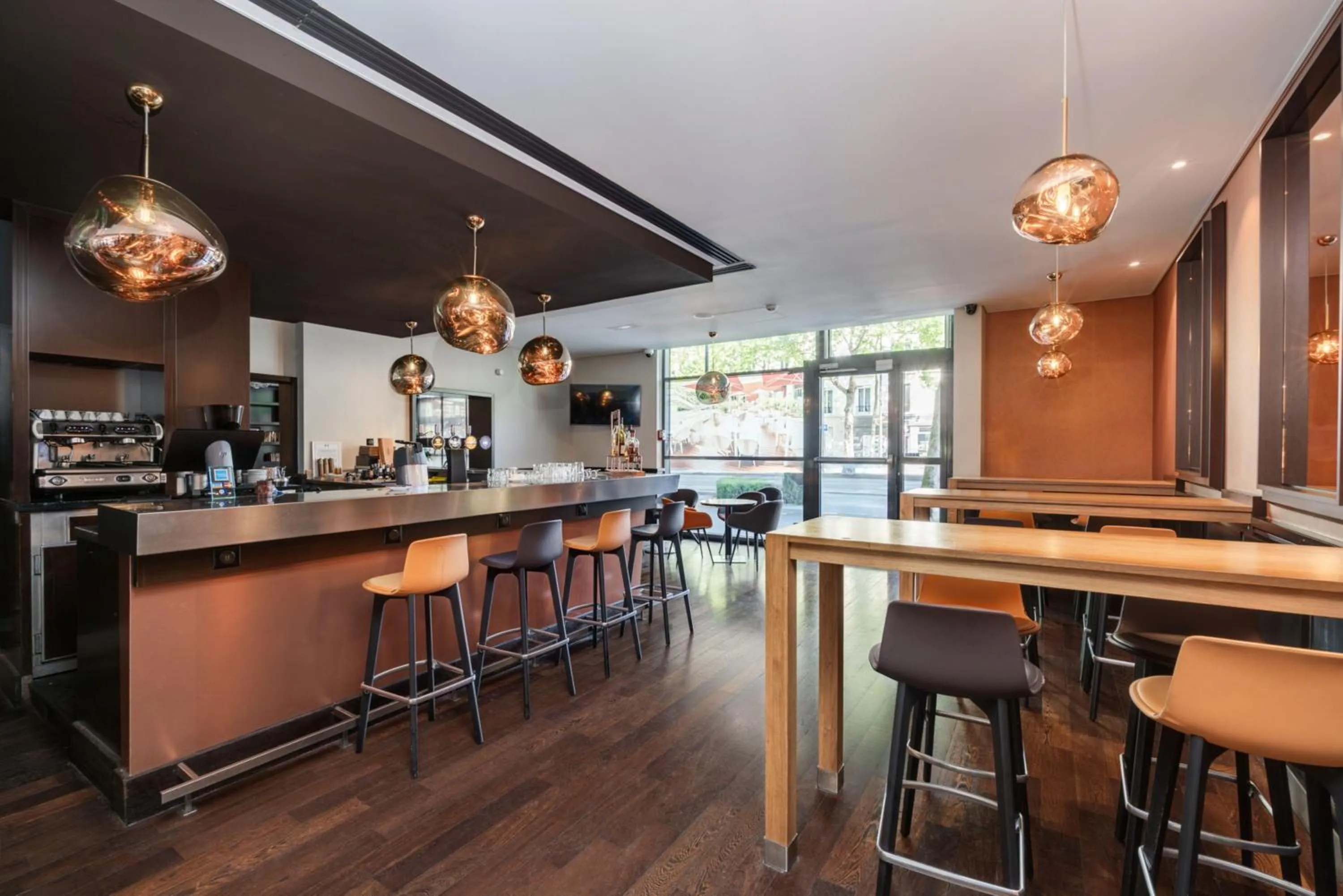 Lounge or bar in DoubleTree by Hilton Paris Boulogne