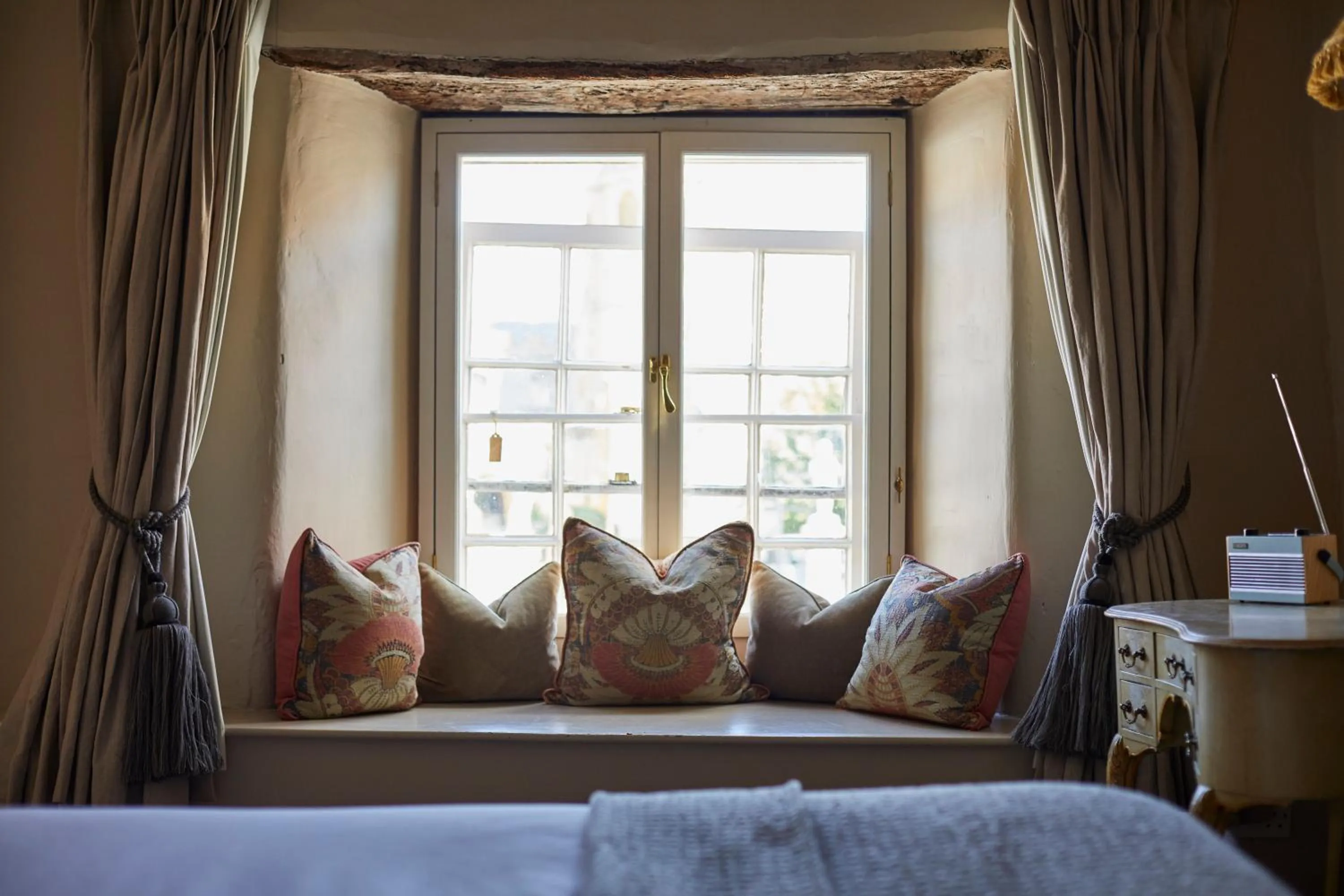 Seating area, Bed in The White Hart