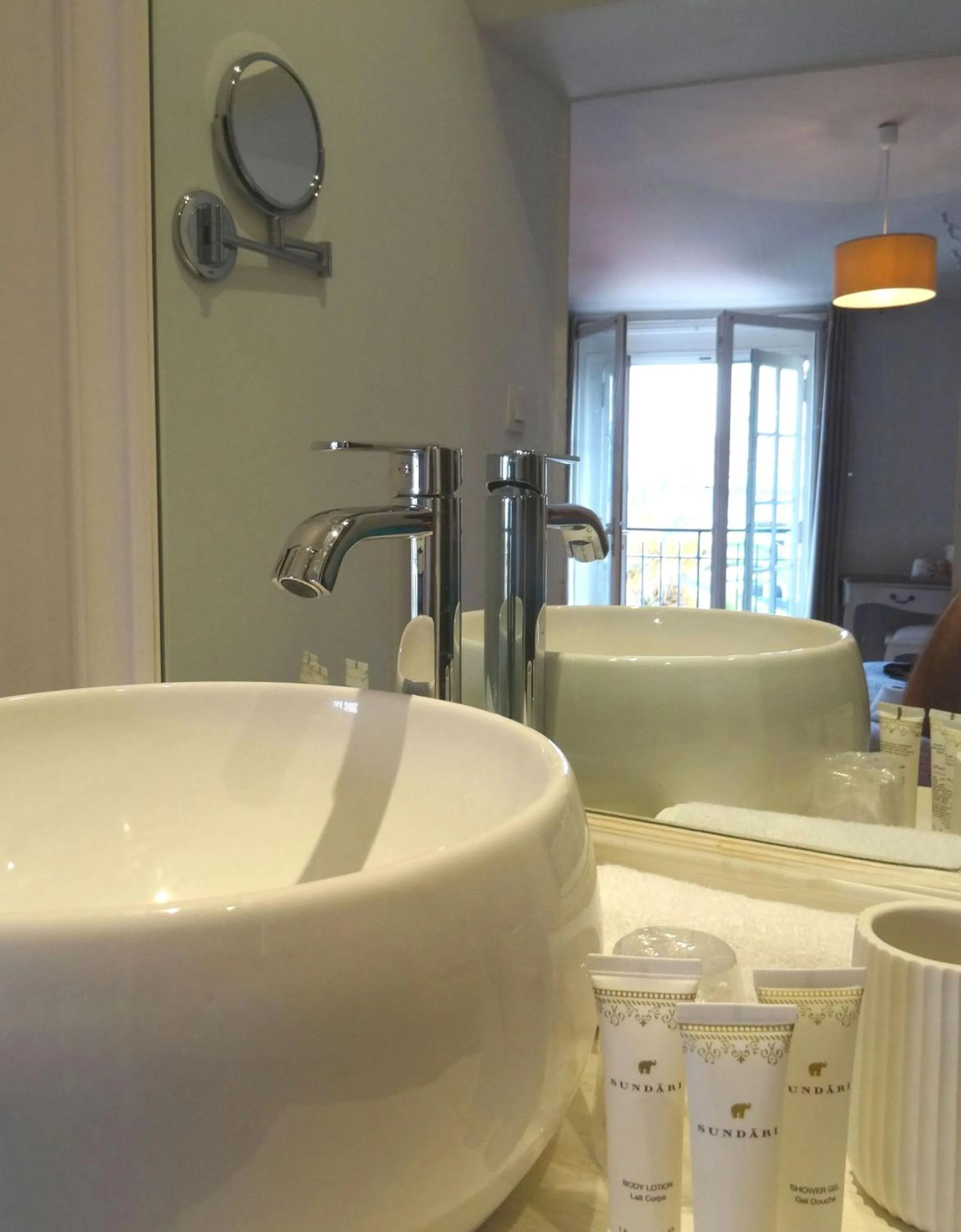 Bathroom in Hôtel De L'Amphithéâtre