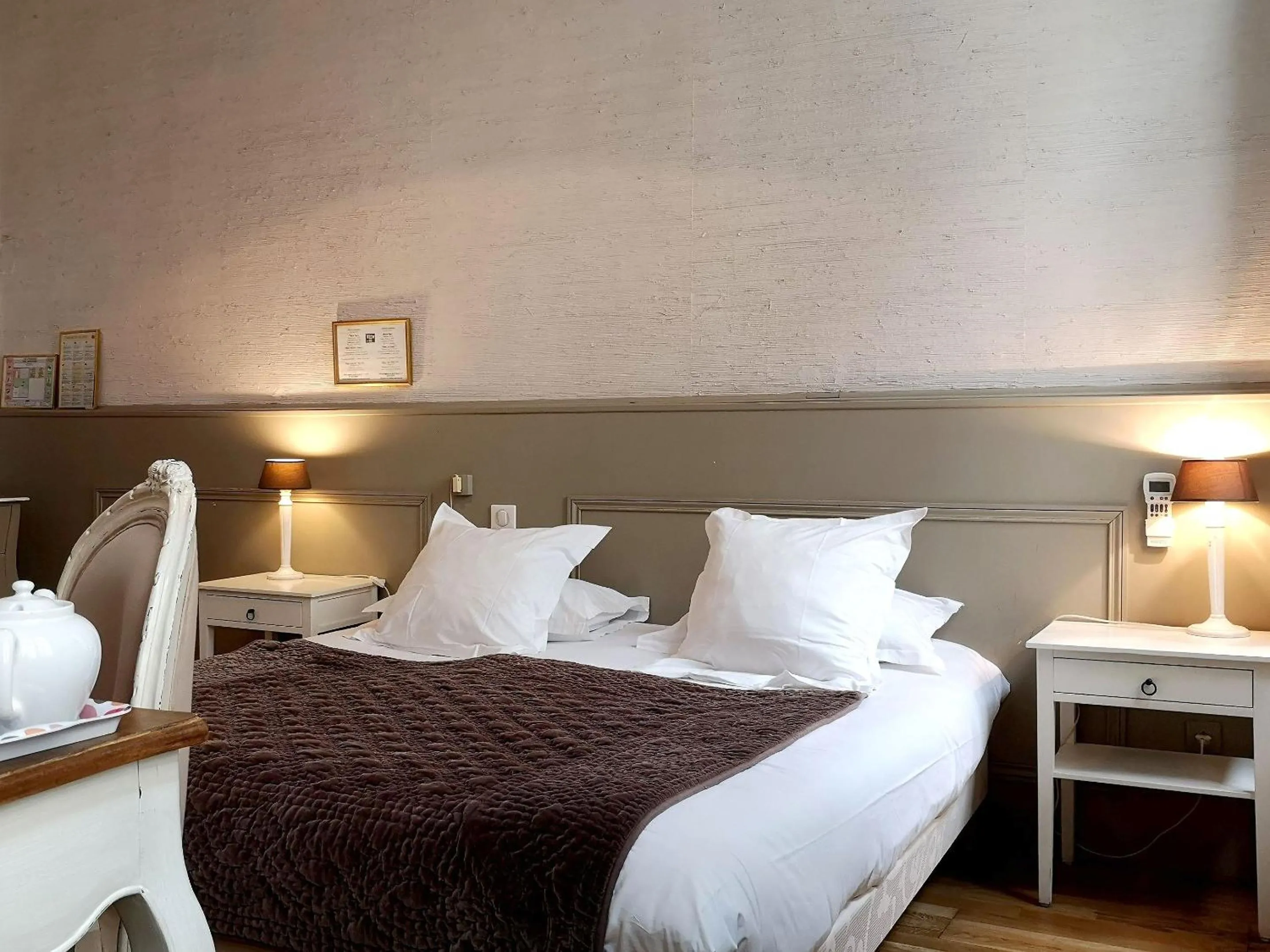 Bedroom, Bed in Hôtel De L'Amphithéâtre