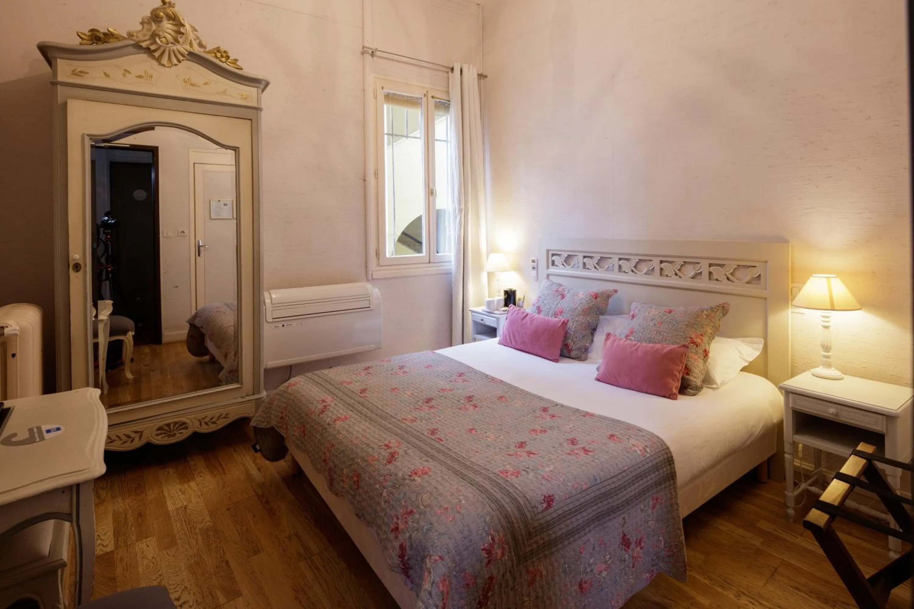 Bedroom, Bed in Hôtel De L'Amphithéâtre