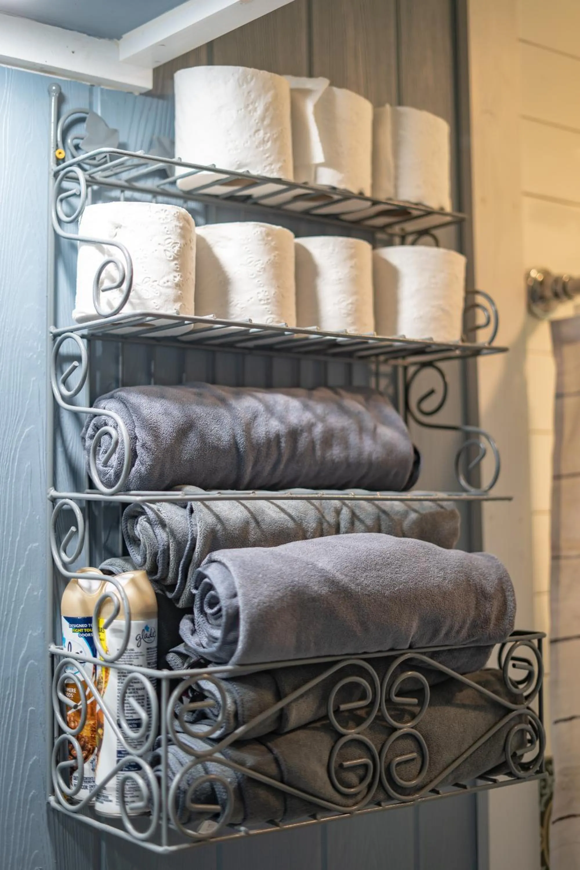 Bed in Roscoe Cabin Pet friendly