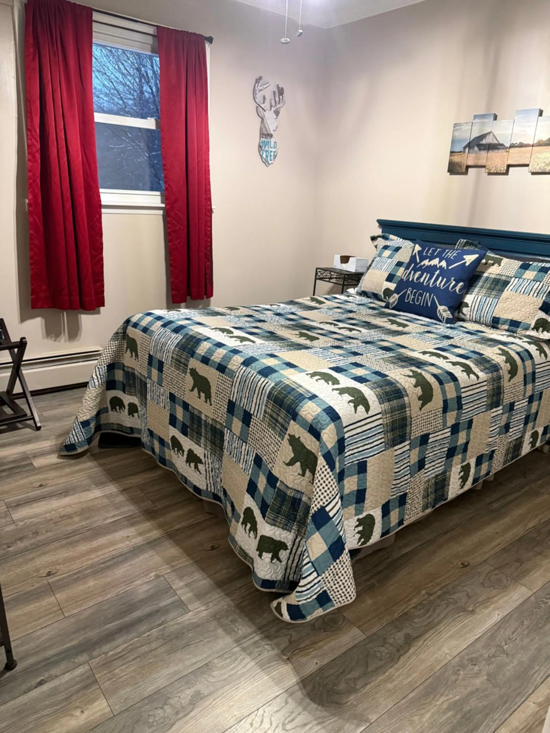 Bed in Roscoe Cabin Pet friendly