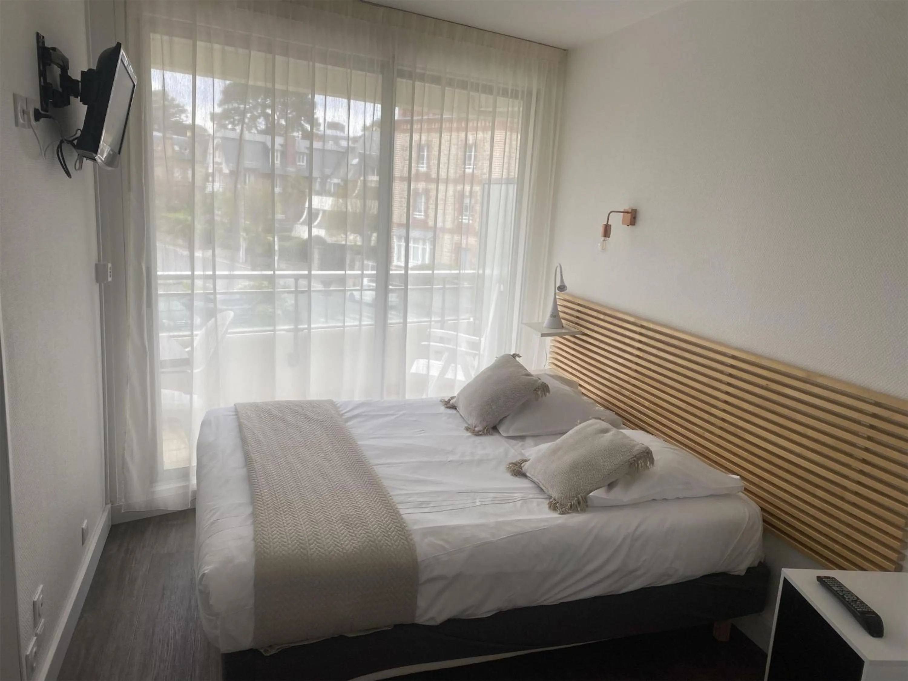 Bedroom, Bed in Le Crystal Dinard, Sure Hotel Collection by Best Western