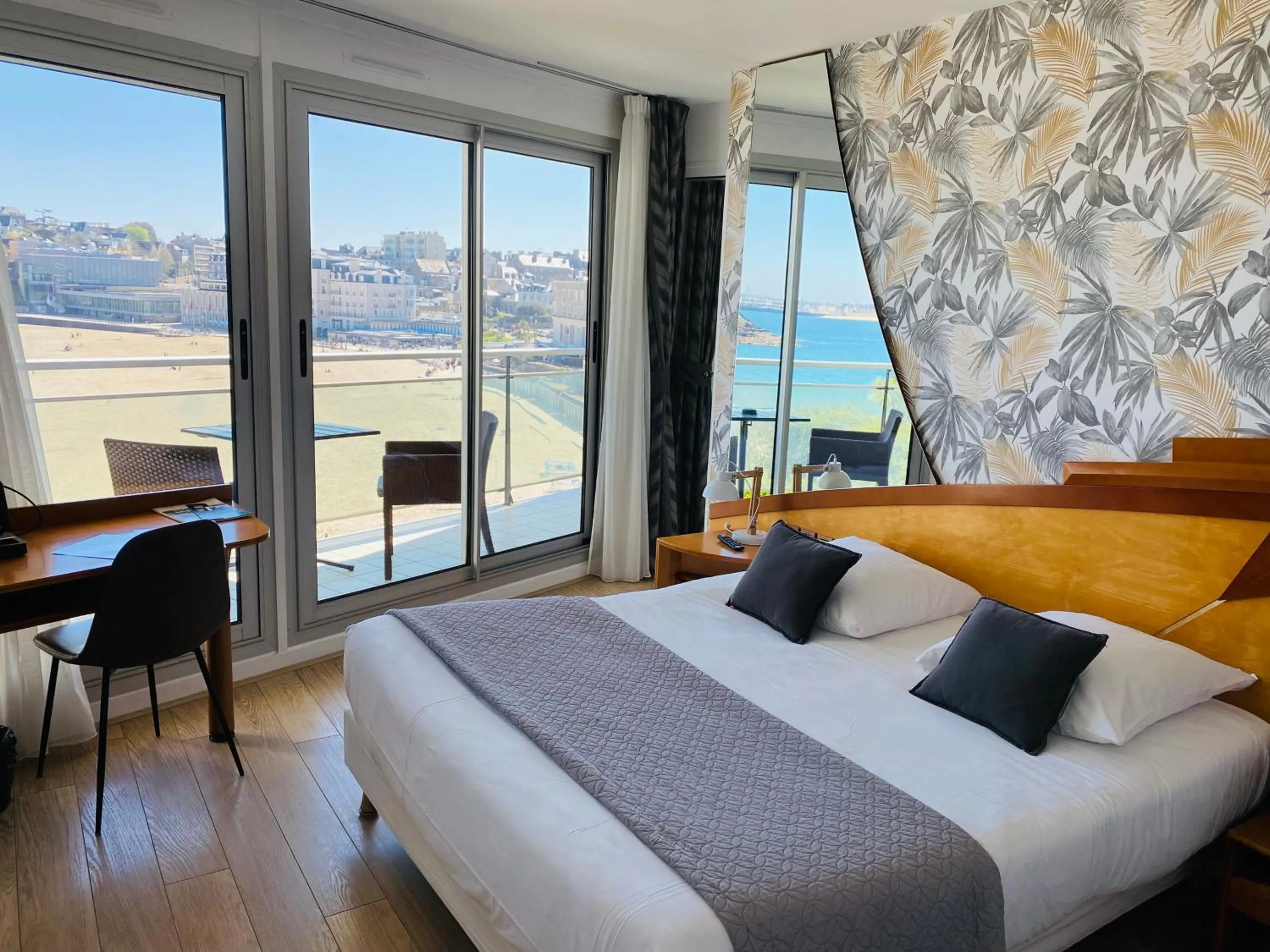 Bed in Le Crystal Dinard, Sure Hotel Collection by Best Western