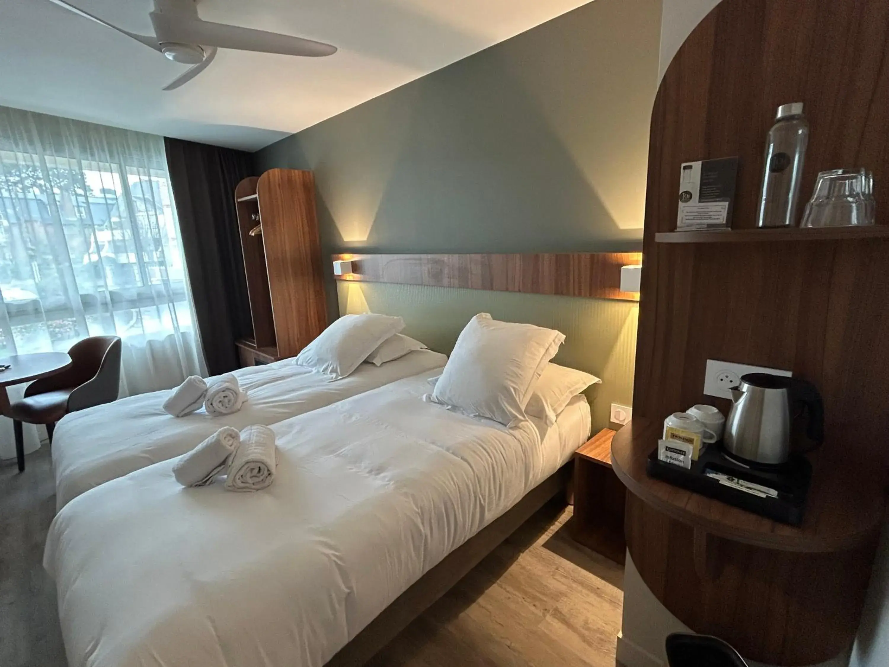 Standard Queen Room with Street View - Non-Smoking in Le Crystal Dinard, Sure Hotel Collection by Best Western Standard Queen Room with Street View - Non-Smoking in Le Crystal Dinard, Sure Hotel Collection by Best Western