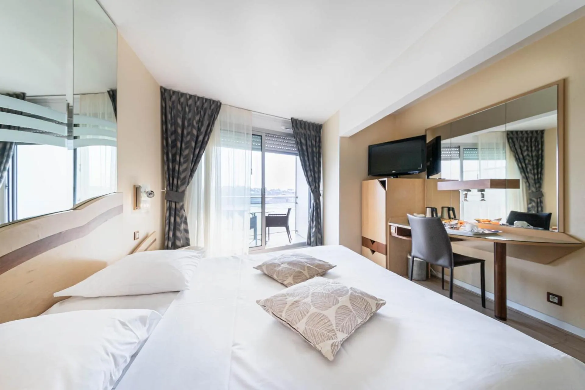 Bed in Le Crystal Dinard, Sure Hotel Collection by Best Western