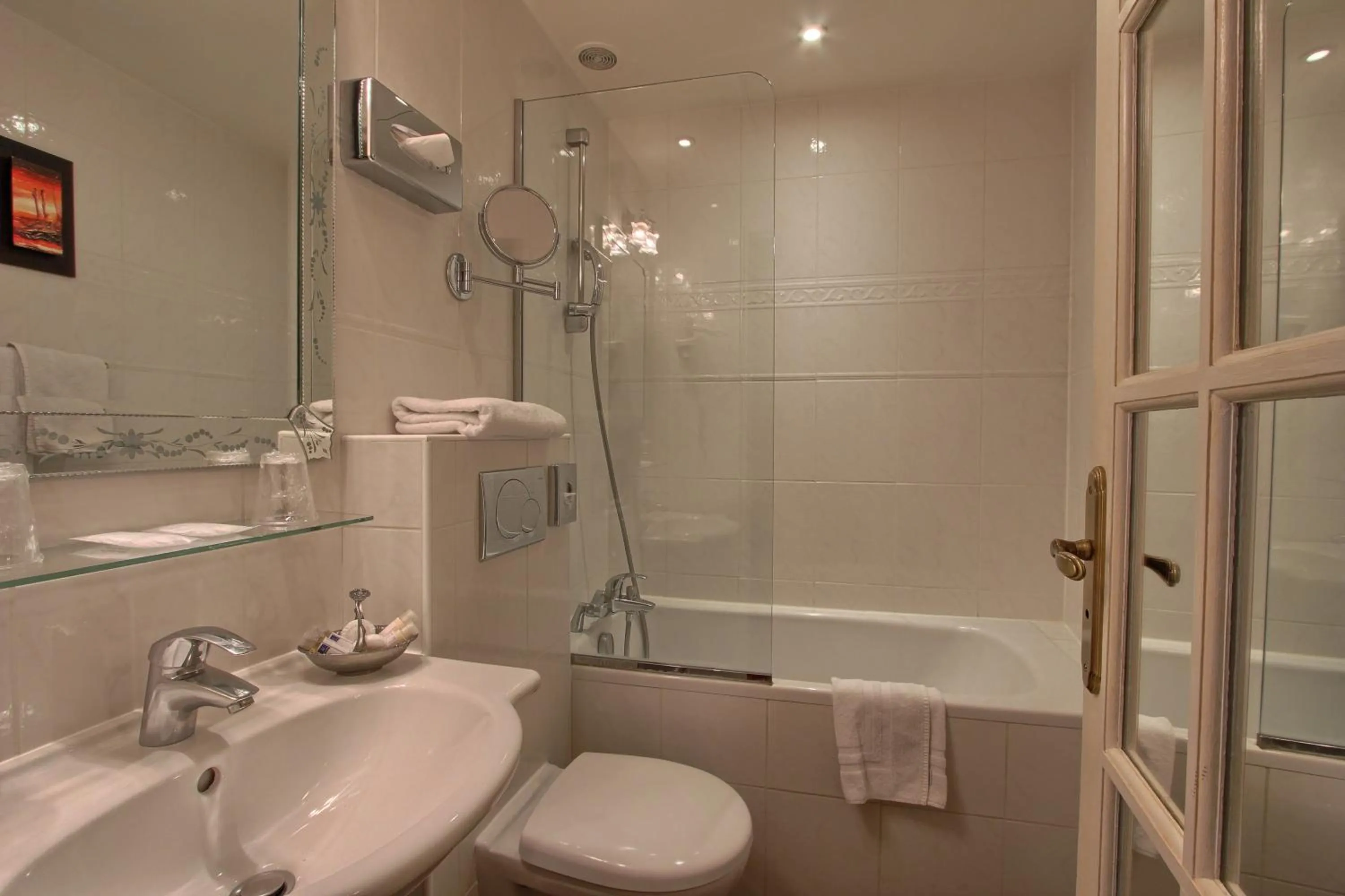 Bathroom in Timhotel Tour Montparnasse