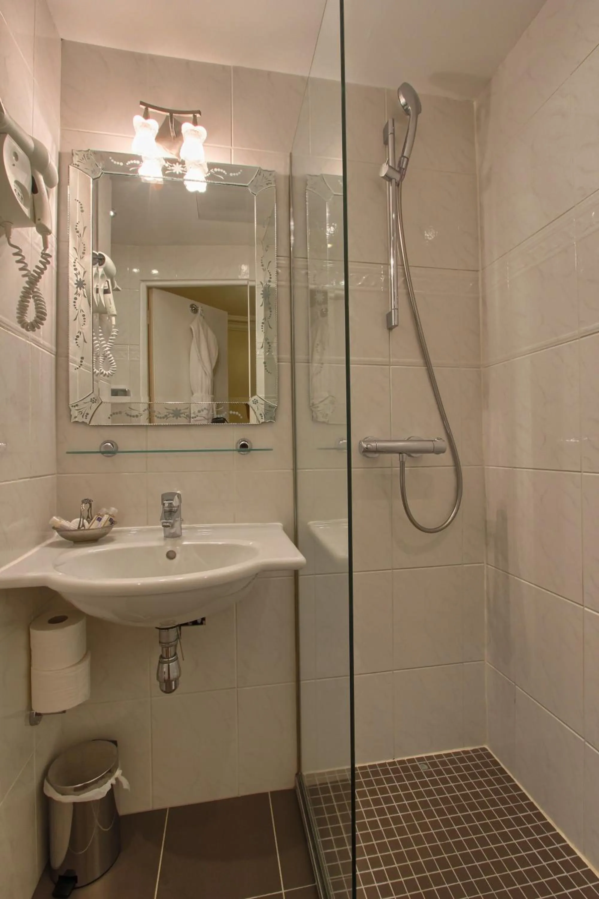 Bathroom in Timhotel Tour Montparnasse