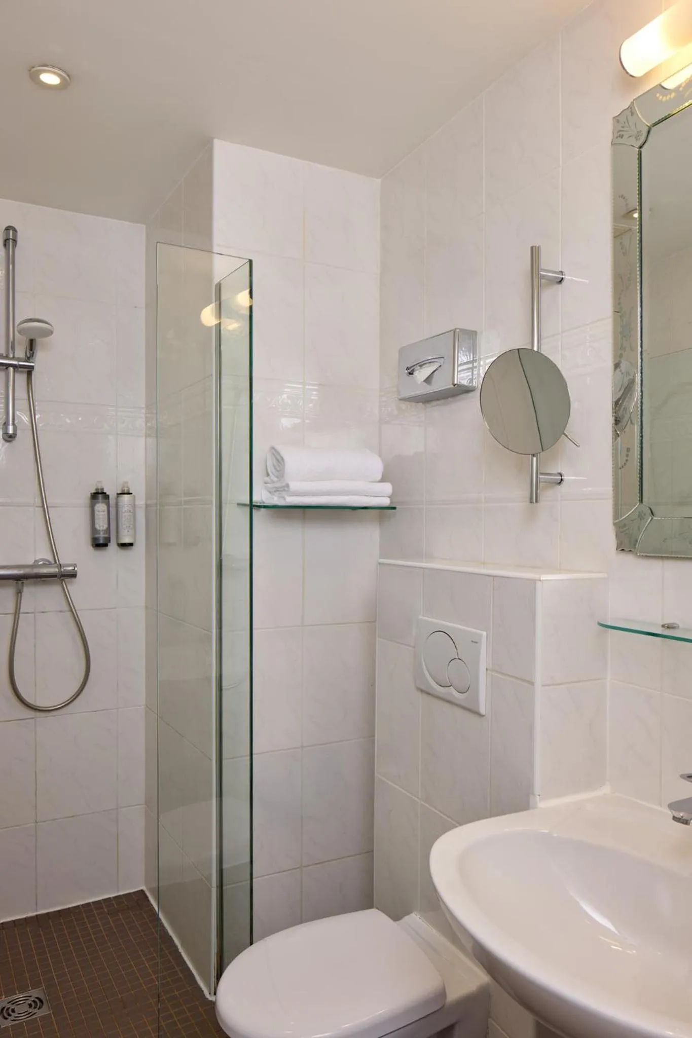 Bathroom in Timhotel Tour Montparnasse