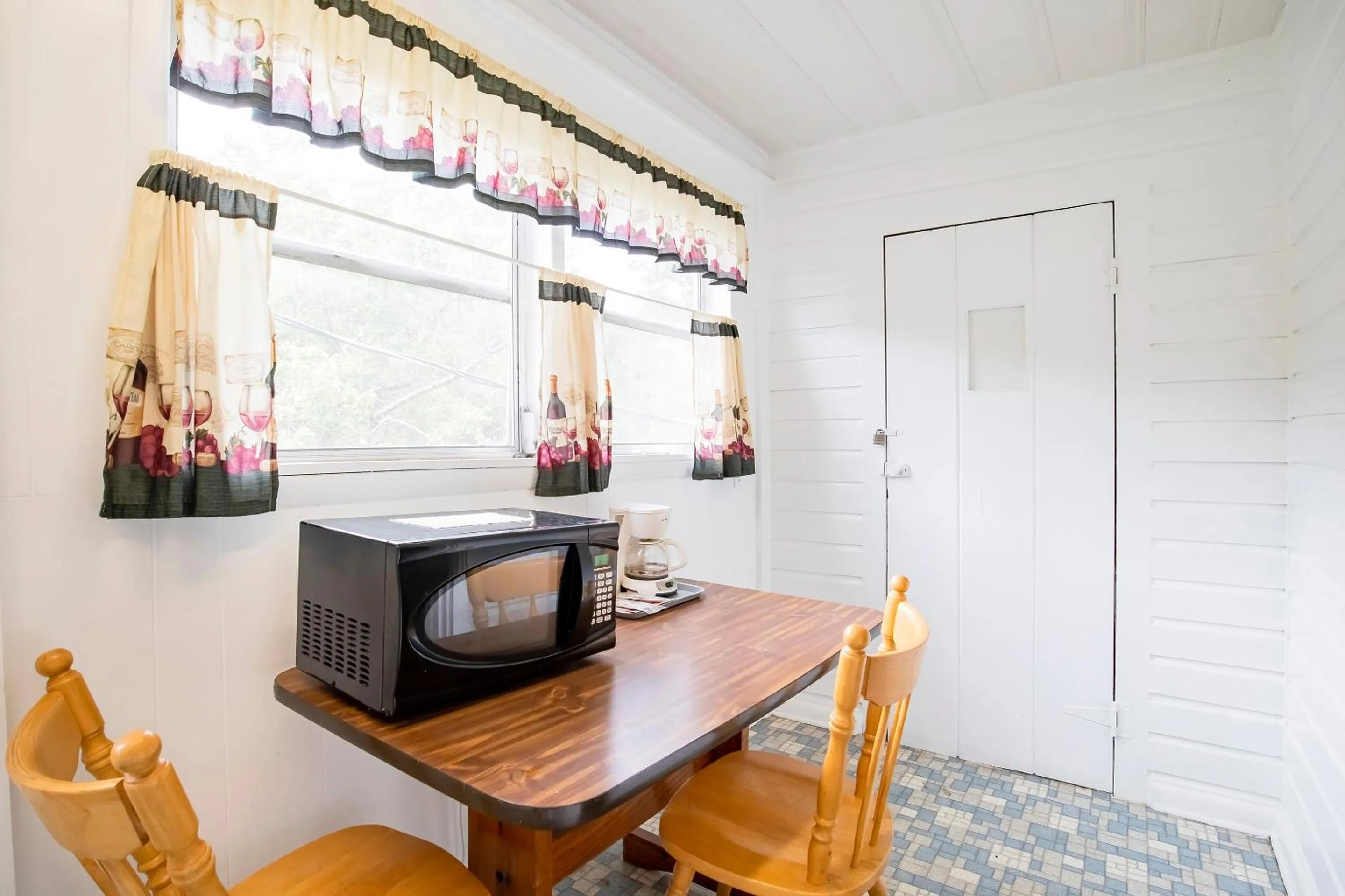 Dining area in Lloyd's On The River Country Inn By Oyo