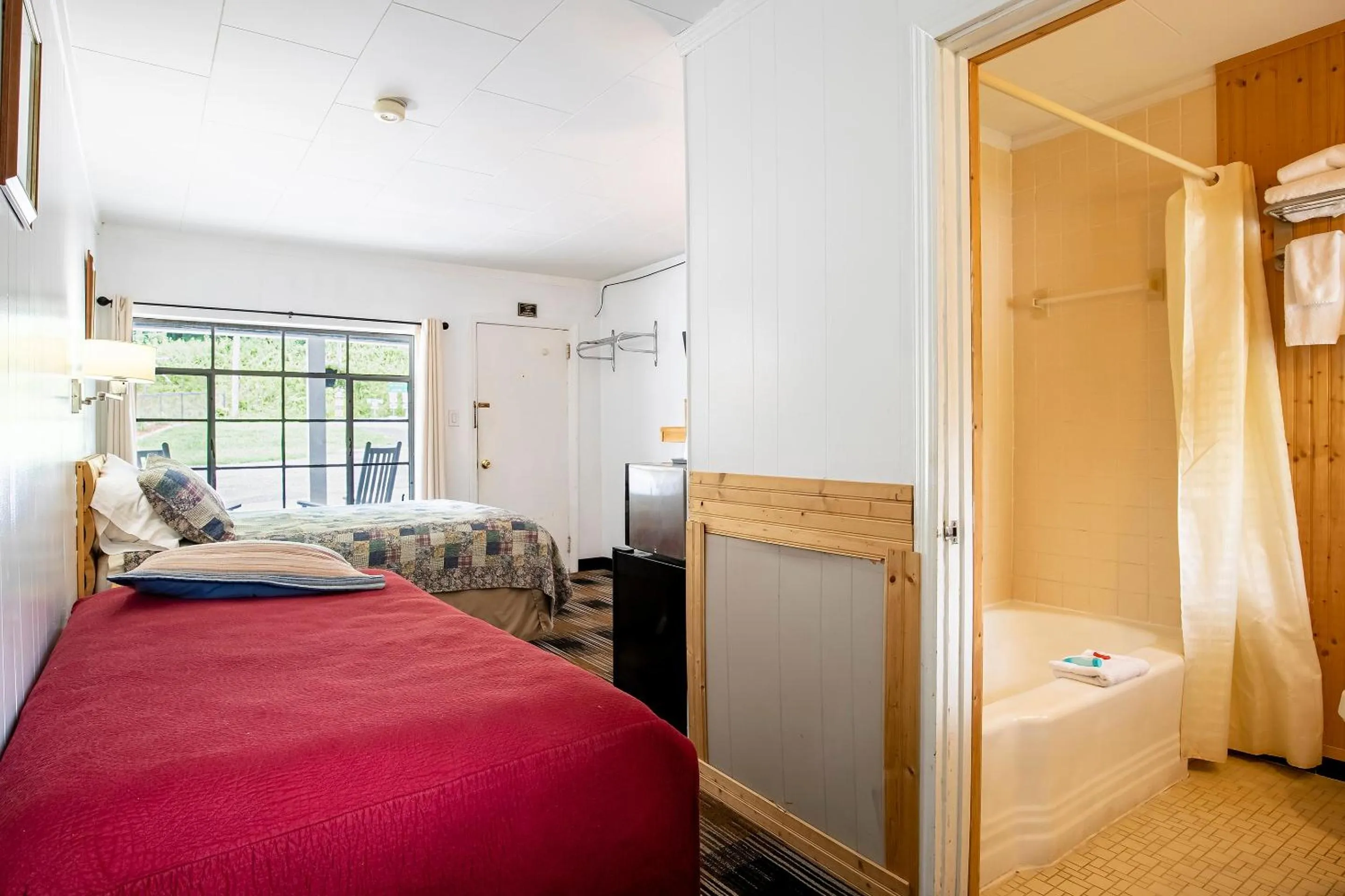 Bedroom, Bed in Lloyd's On The River Country Inn By Oyo