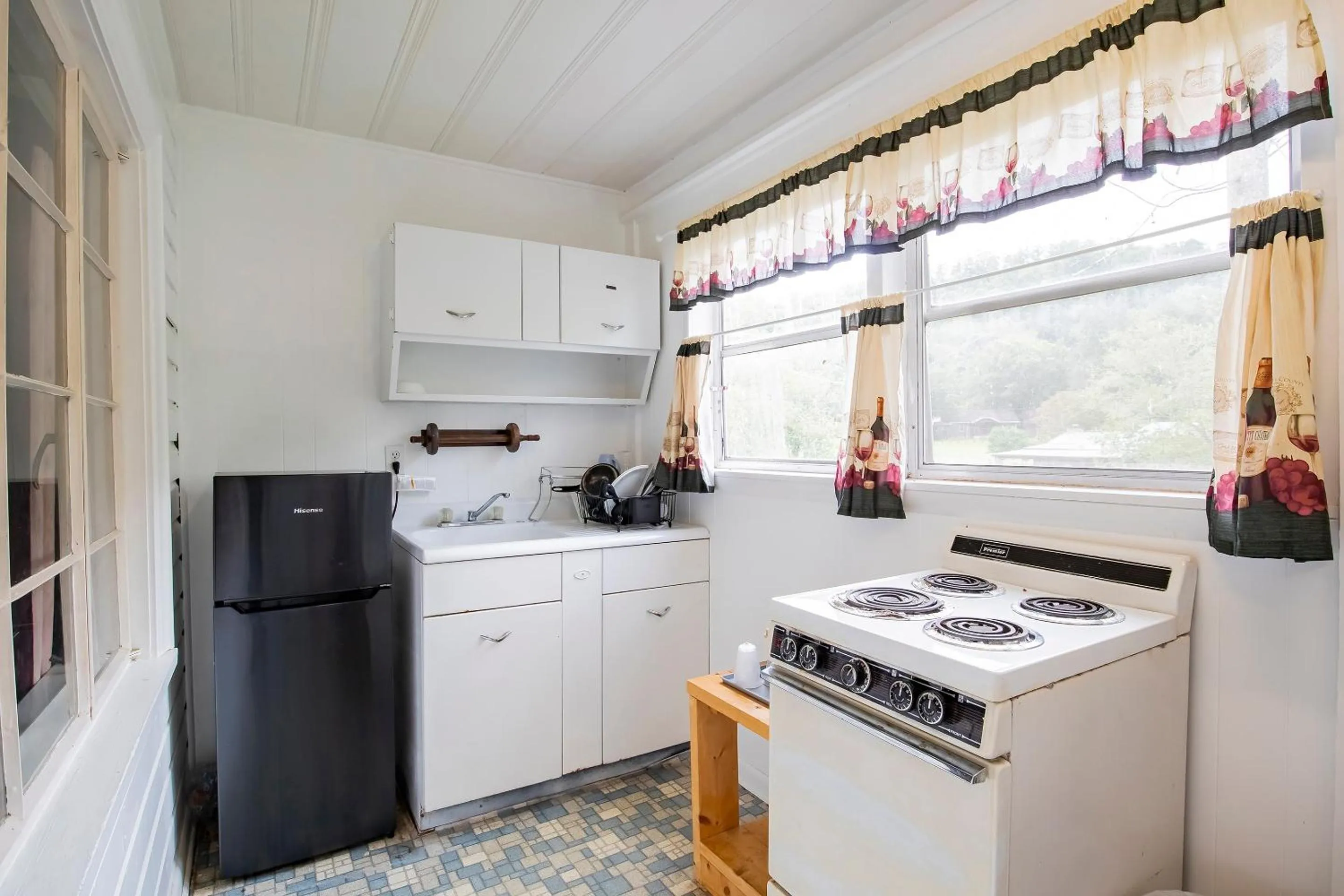 Kitchen or kitchenette in Lloyd's On The River Country Inn By Oyo