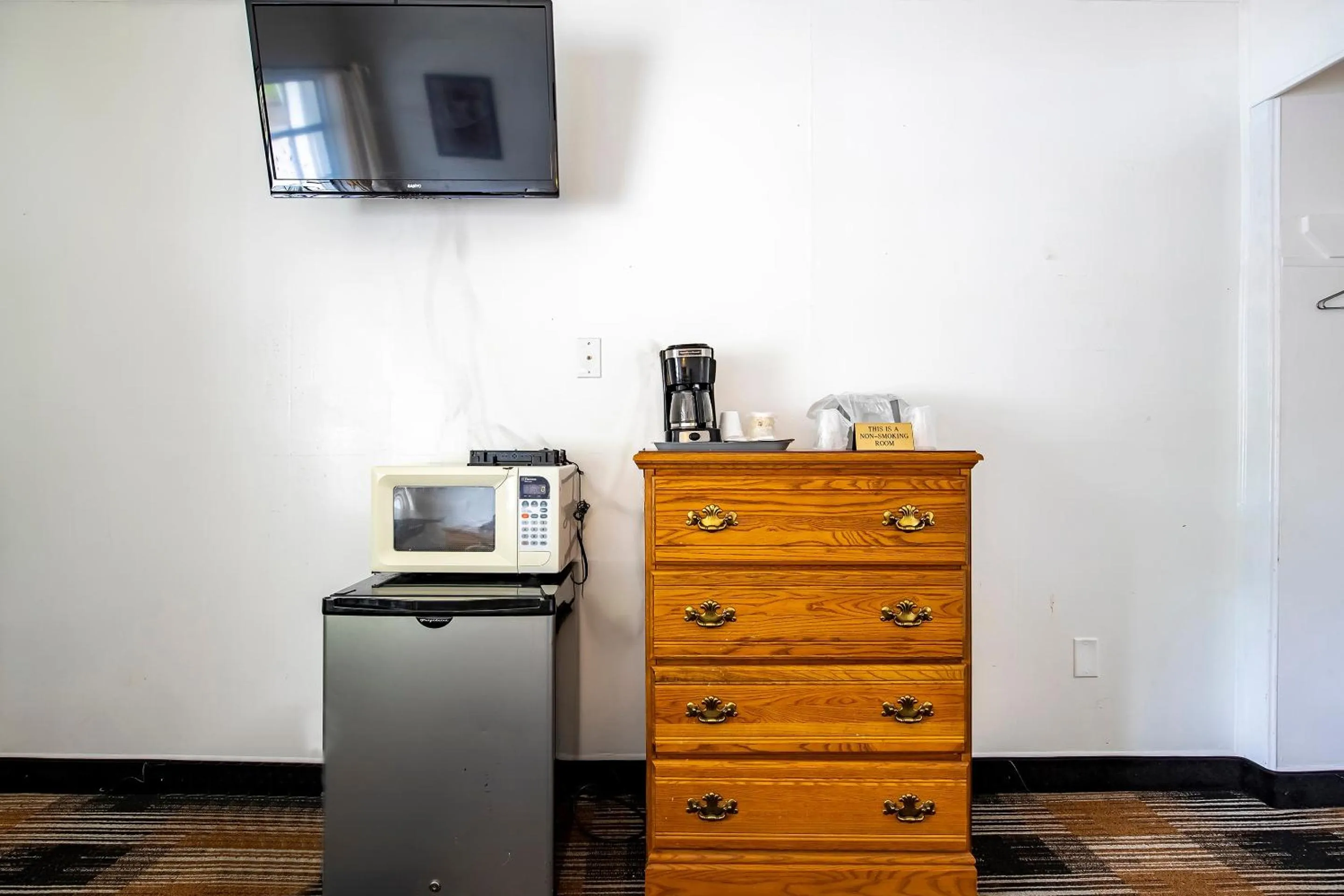 Bedroom in Lloyd's On The River Country Inn By Oyo