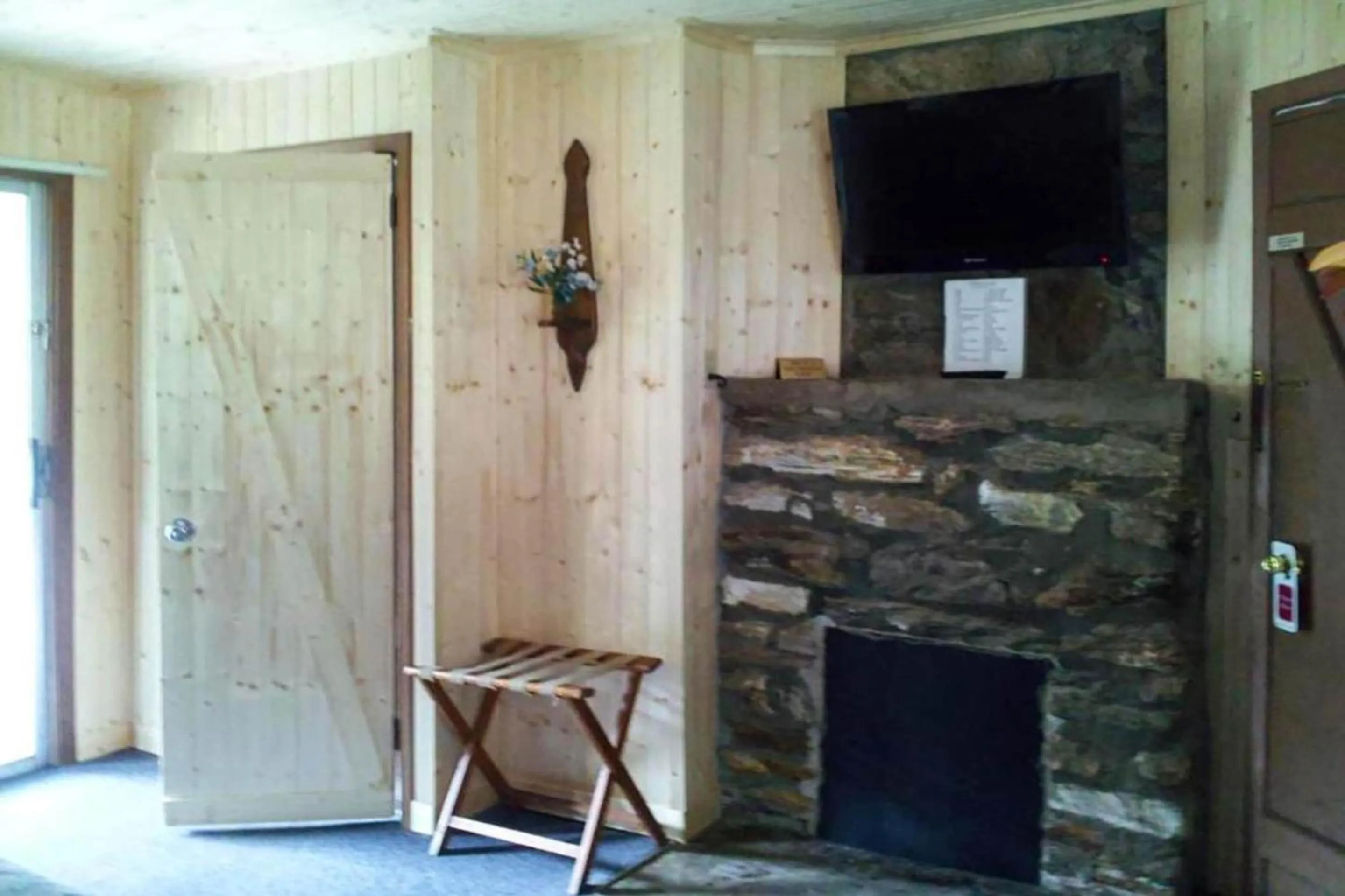 Bedroom in Lloyd's On The River Country Inn By Oyo