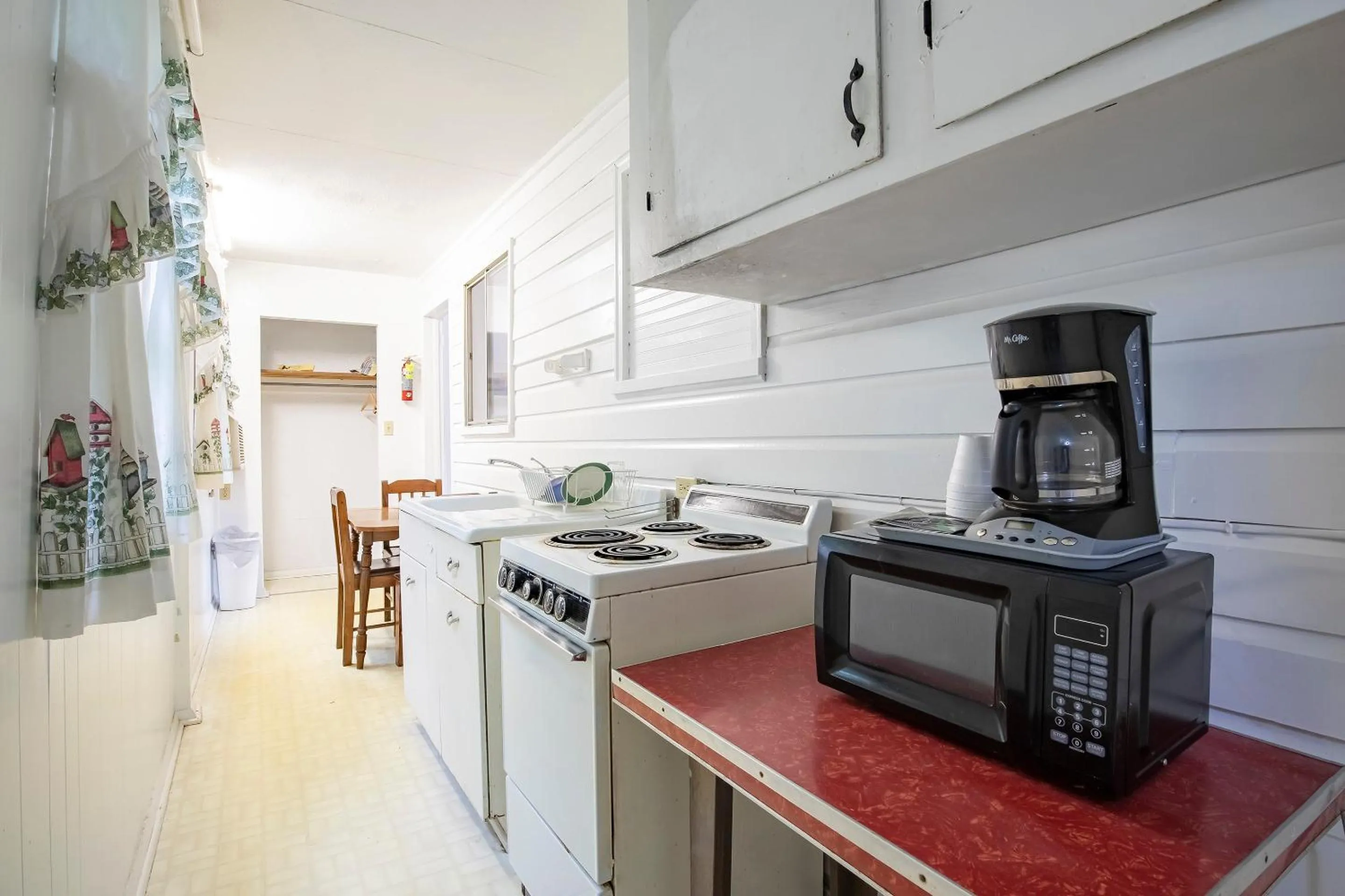 Kitchen or kitchenette in Lloyd's On The River Country Inn By Oyo