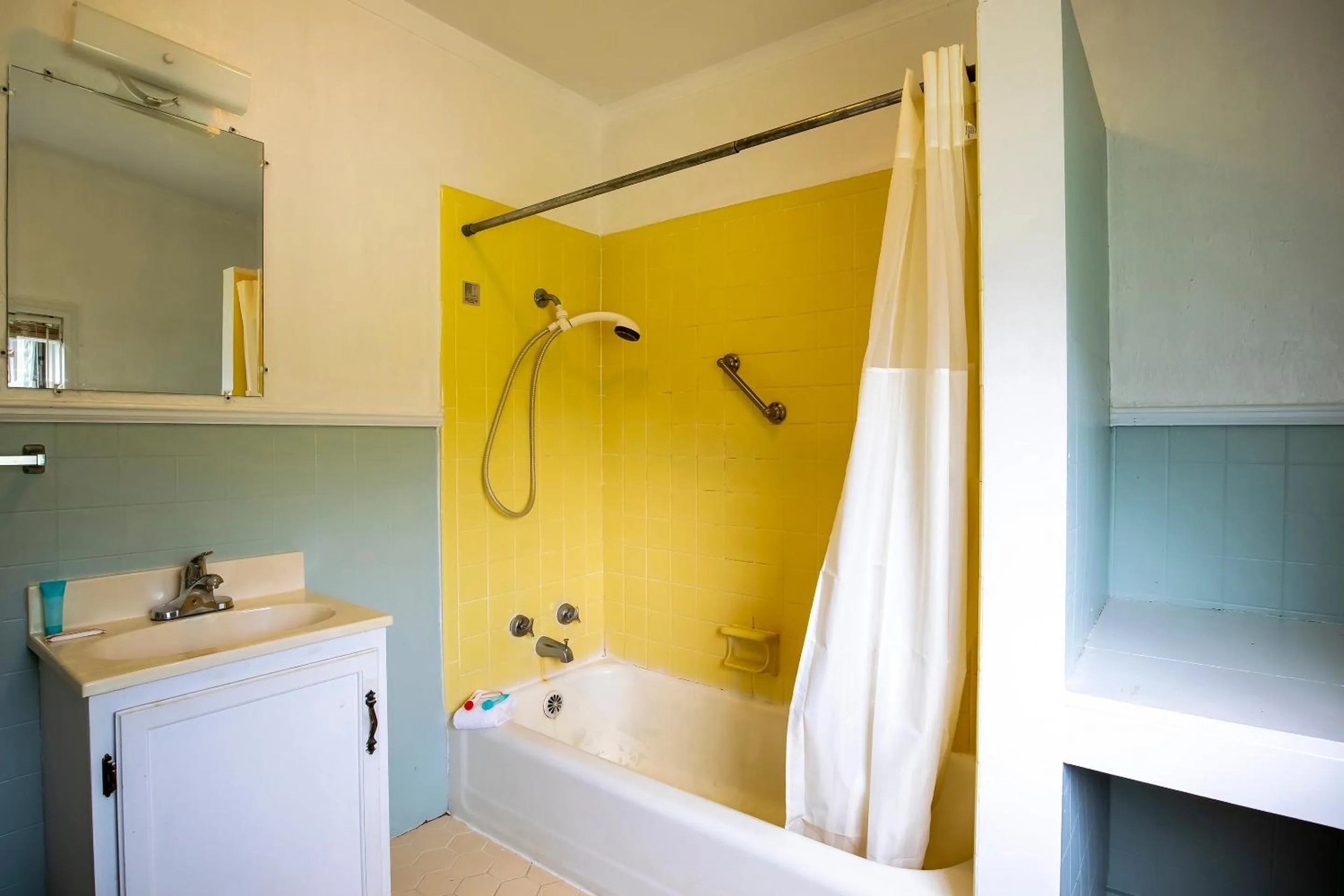 Bathroom in Lloyd's On The River Country Inn By Oyo