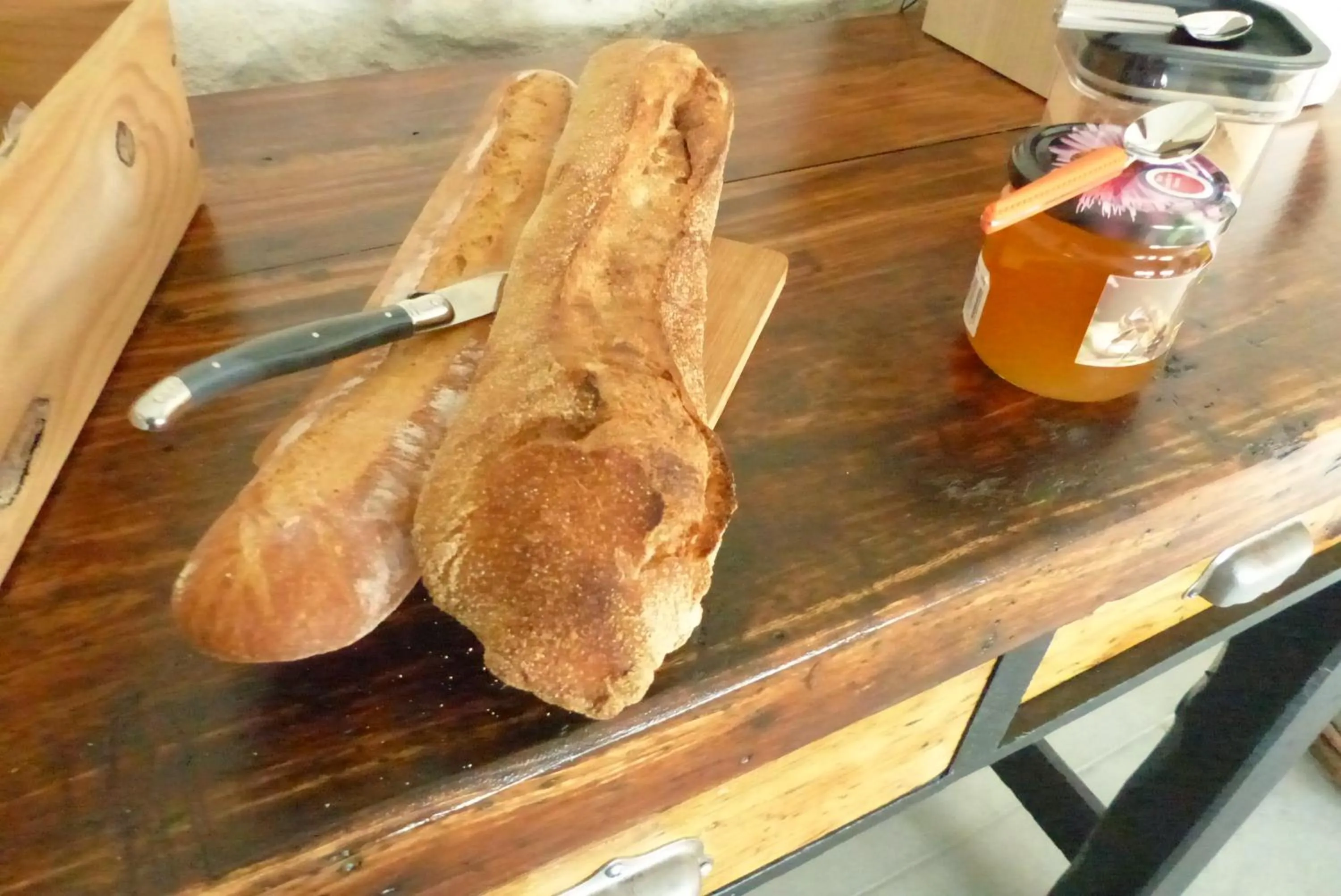 Communal lounge/ TV room in L'Alambic De L'Estuaire