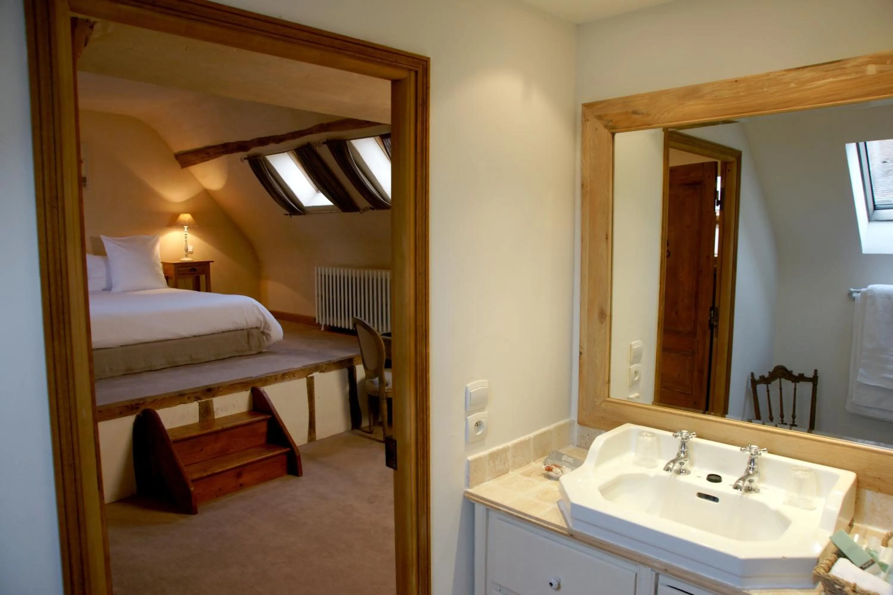 Bathroom, Bed in Hotel L'Aunette Cottage