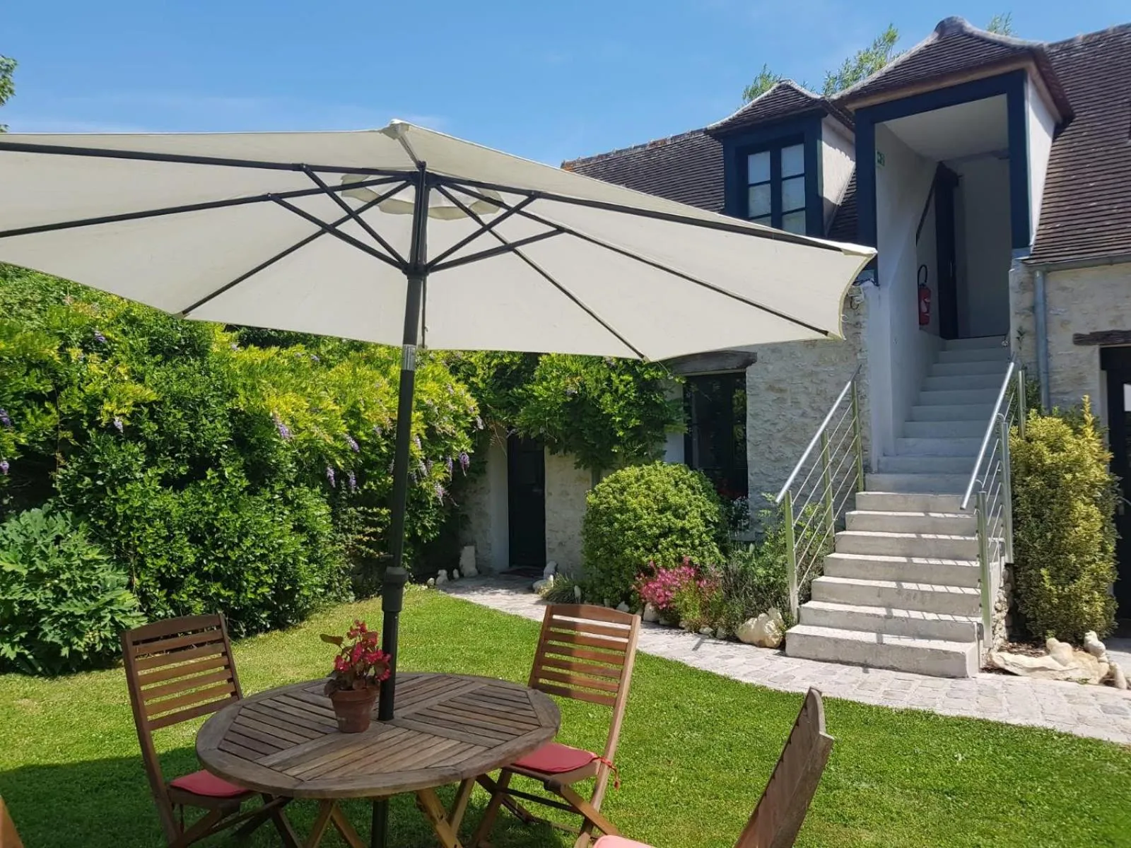 Restaurant/places to eat in Hotel L'Aunette Cottage