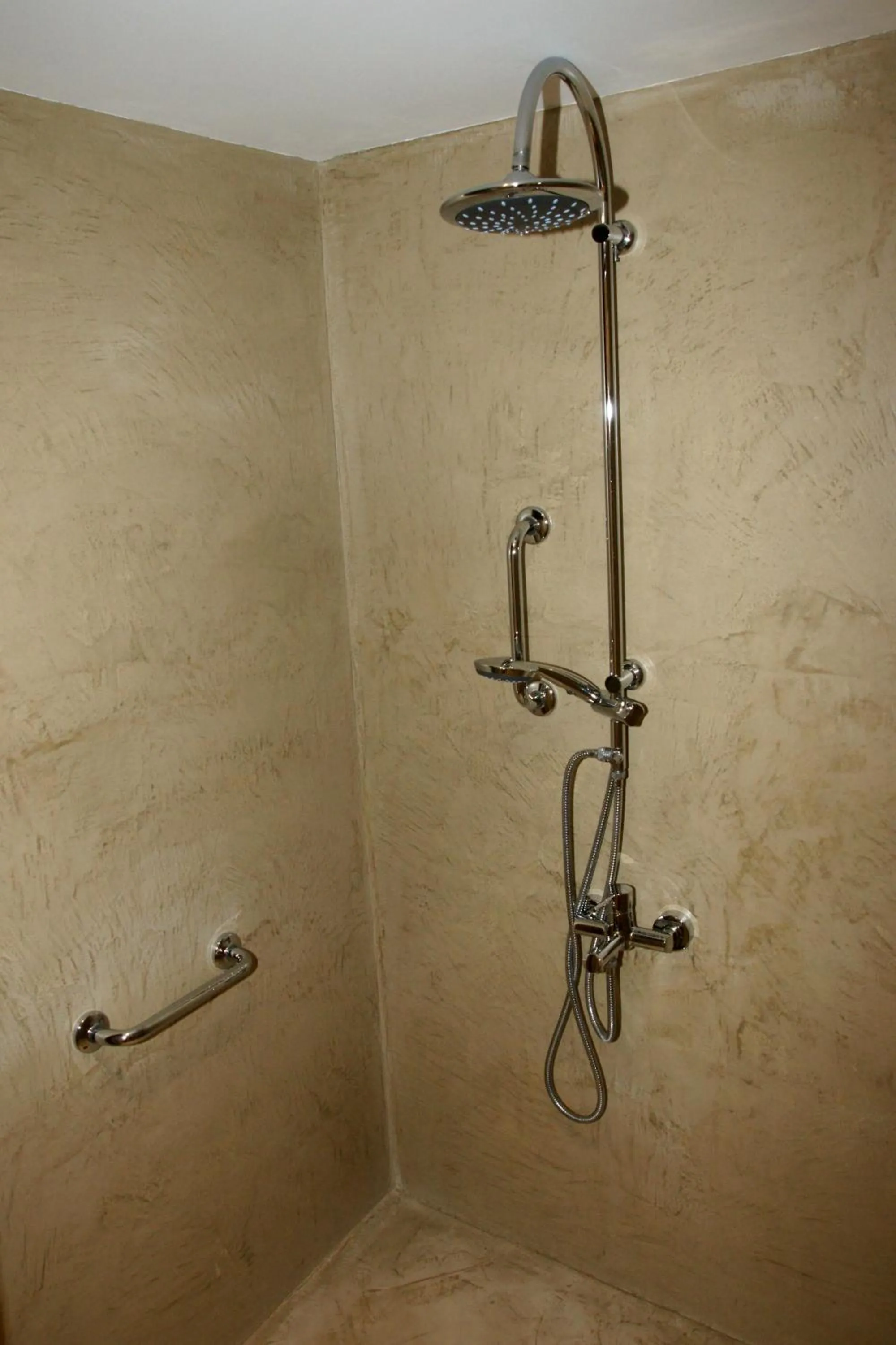 Shower in Hotel L'Aunette Cottage