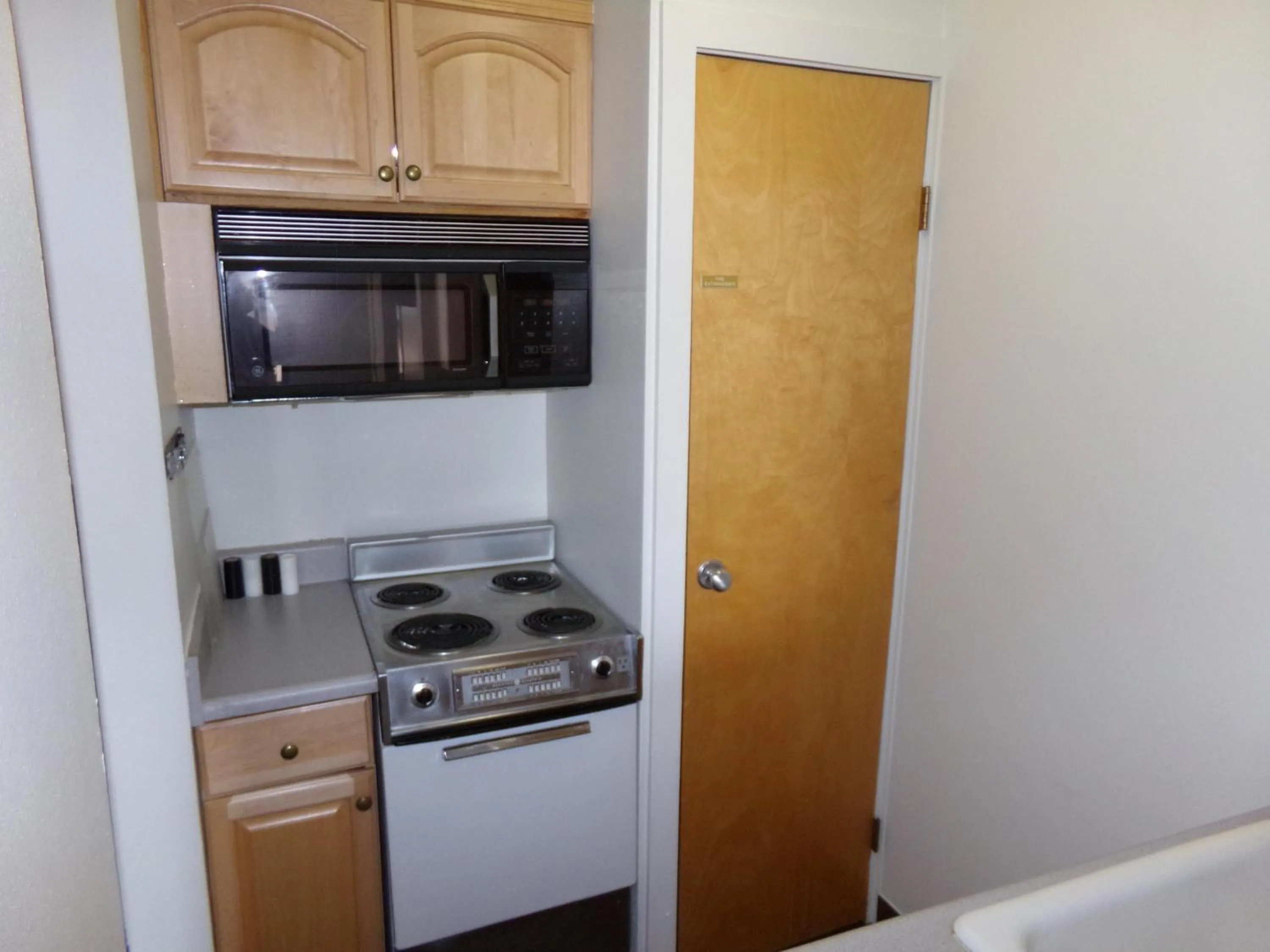 oven in Edgewater Studio 1 Bath EWJP