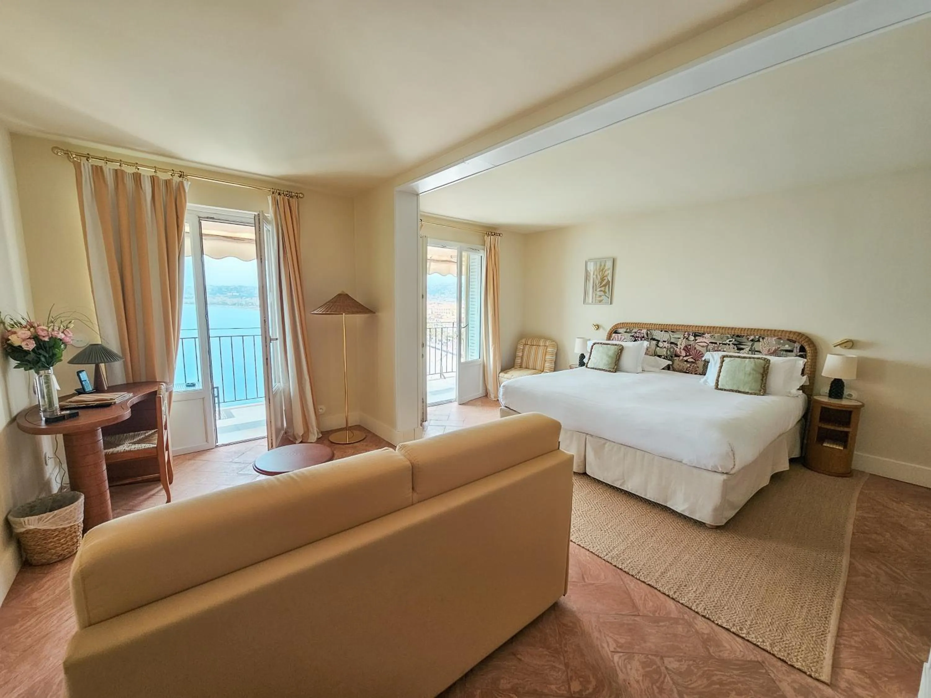 Bed in Hôtel La Pérouse Nice Baie des Anges