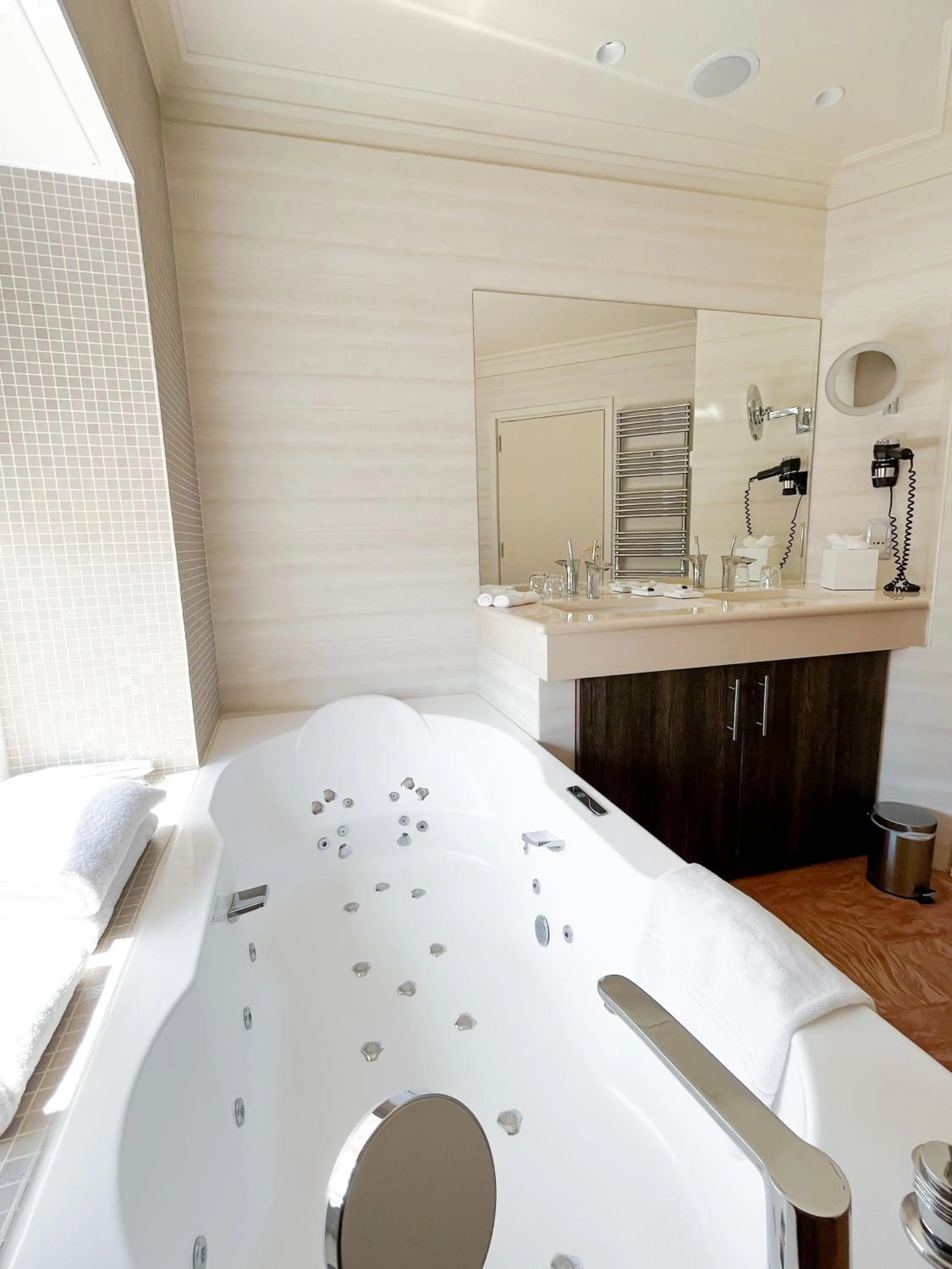 Bathroom, Bed in Hôtel La Pérouse Nice Baie des Anges