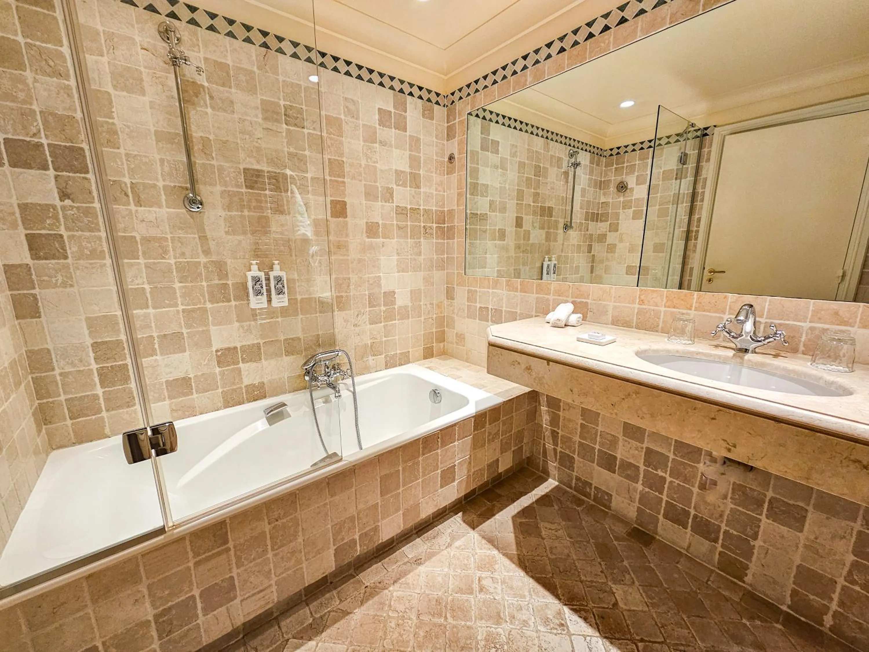 Hôtel La Pérouse Nice Baie des Anges