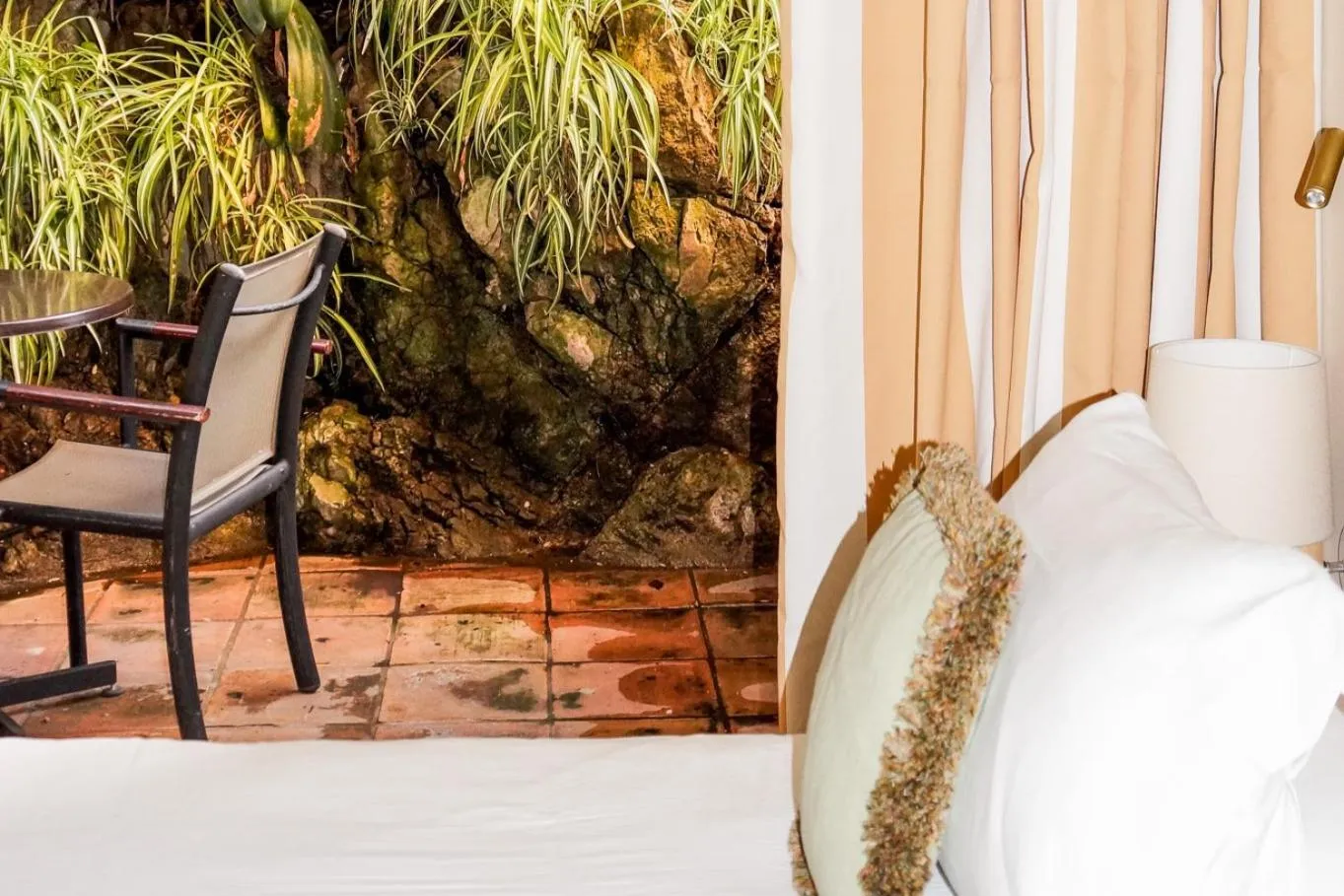 Bed in Hôtel La Pérouse Nice Baie des Anges