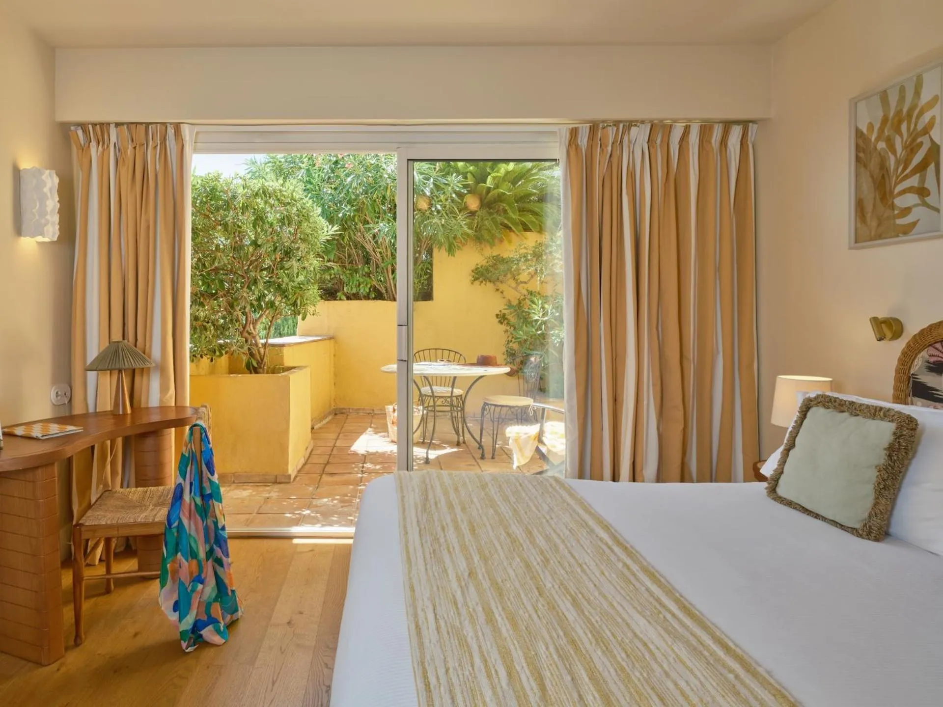 Bed in Hôtel La Pérouse Nice Baie des Anges