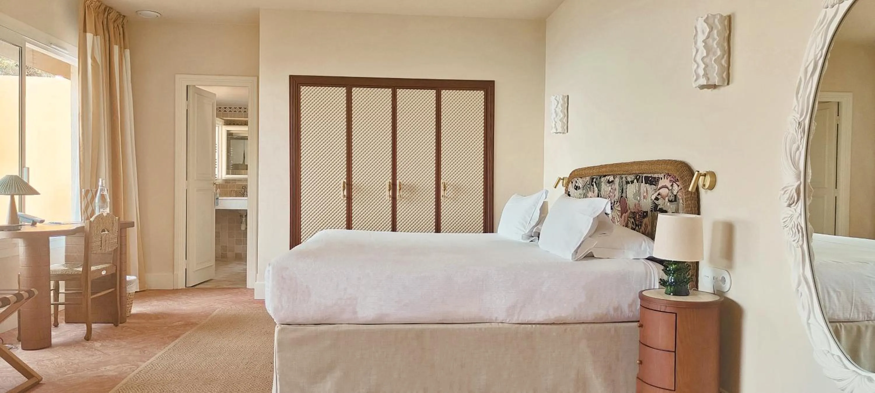 Bed in Hôtel La Pérouse Nice Baie des Anges